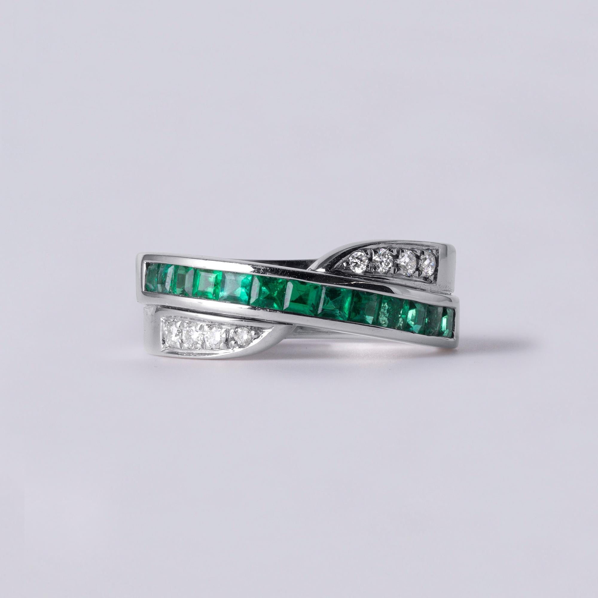 Dieses elegante Band mit Smaragd und Diamanten ist die Art von raffiniertem Schmuckstück, zu dem Sie jeden Tag greifen werden. Mit ihrer schlanken Crossover-Silhouette und dem ausgewogenen Funkeln verbindet sie zeitloses Design mit einer frischen,