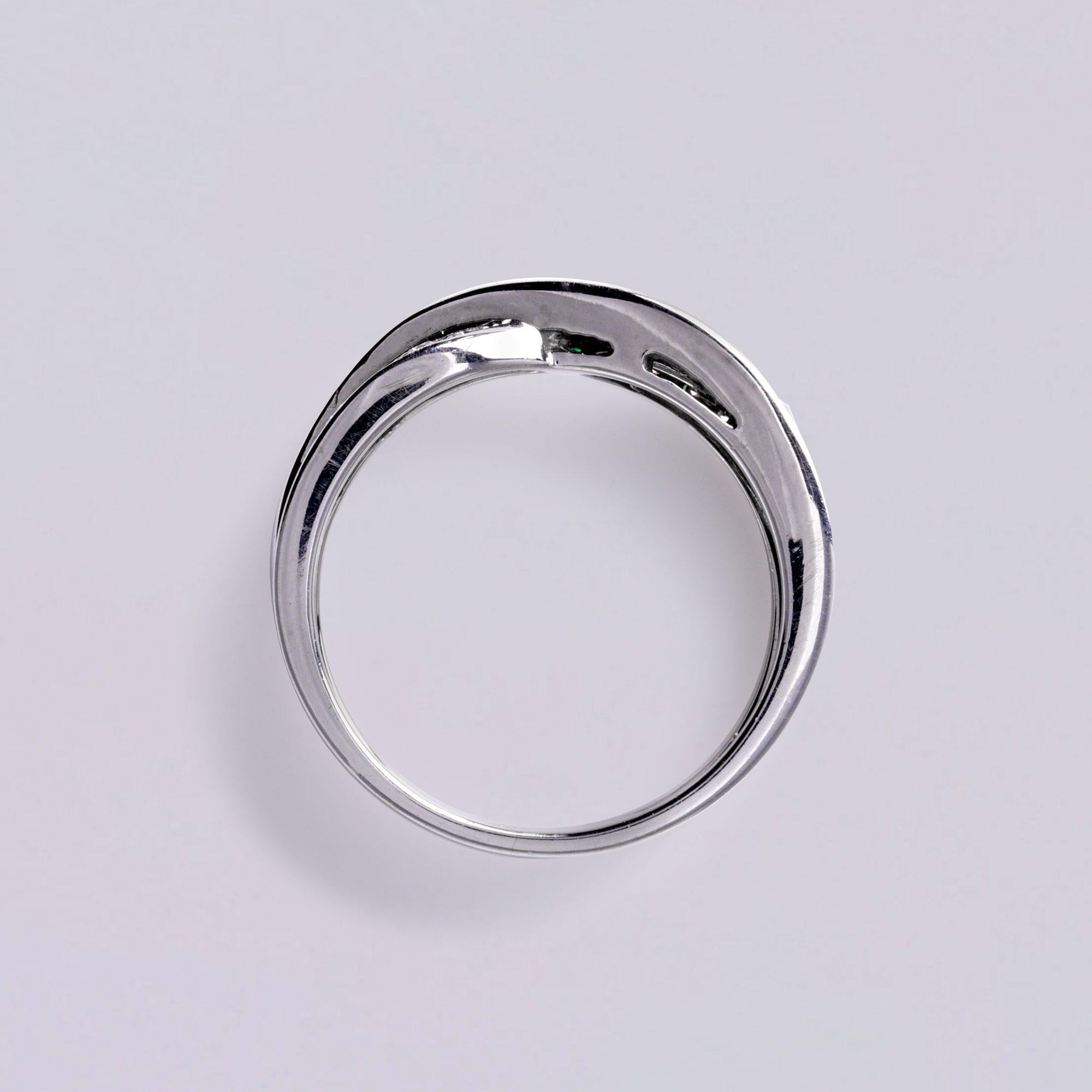 0,85 Karat Smaragd im Prinzessinnenschliff und Diamant im Prinzessinnenschliff Cross Over Band 18K Weißgold im Angebot 3
