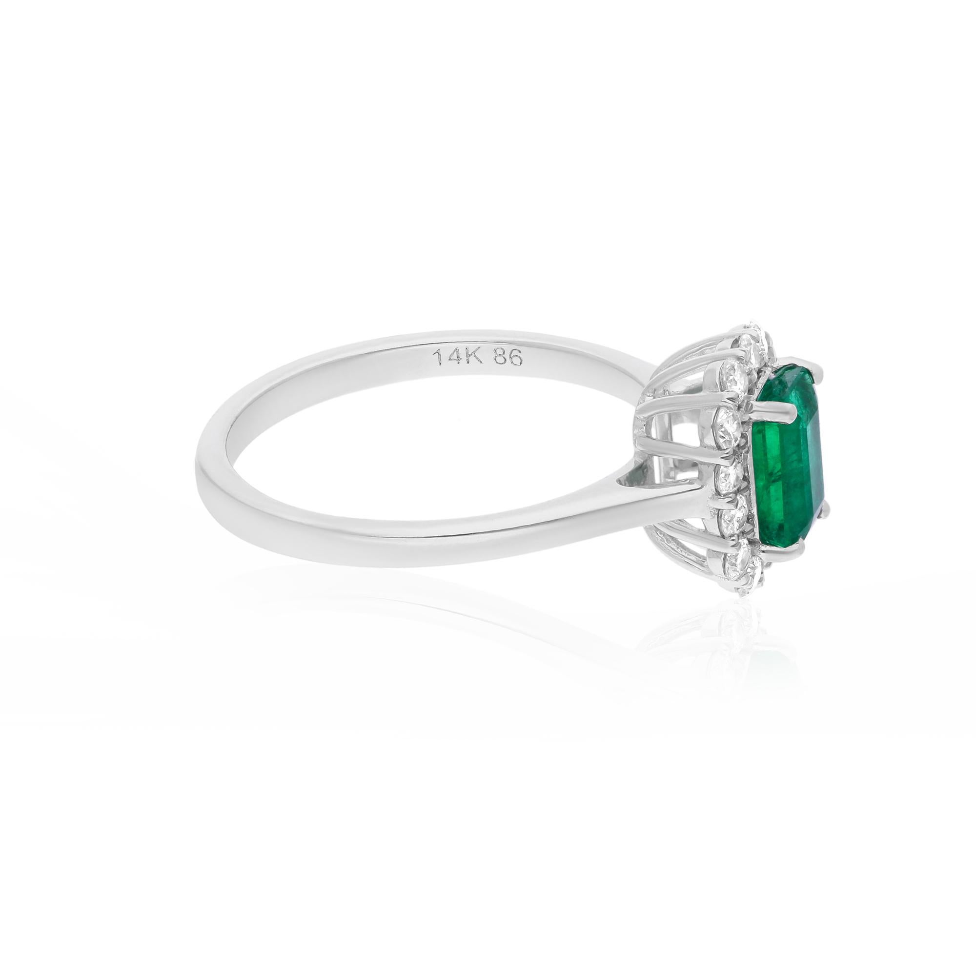 Coulée dans de l'or 14 carats, cette bague exquise est sertie d'une émeraude zambienne de 0,85 carat et de diamants étincelants de 0,38 carat.

La bague est une taille 7 US et peut être redimensionnée à une taille plus grande ou plus petite sur
