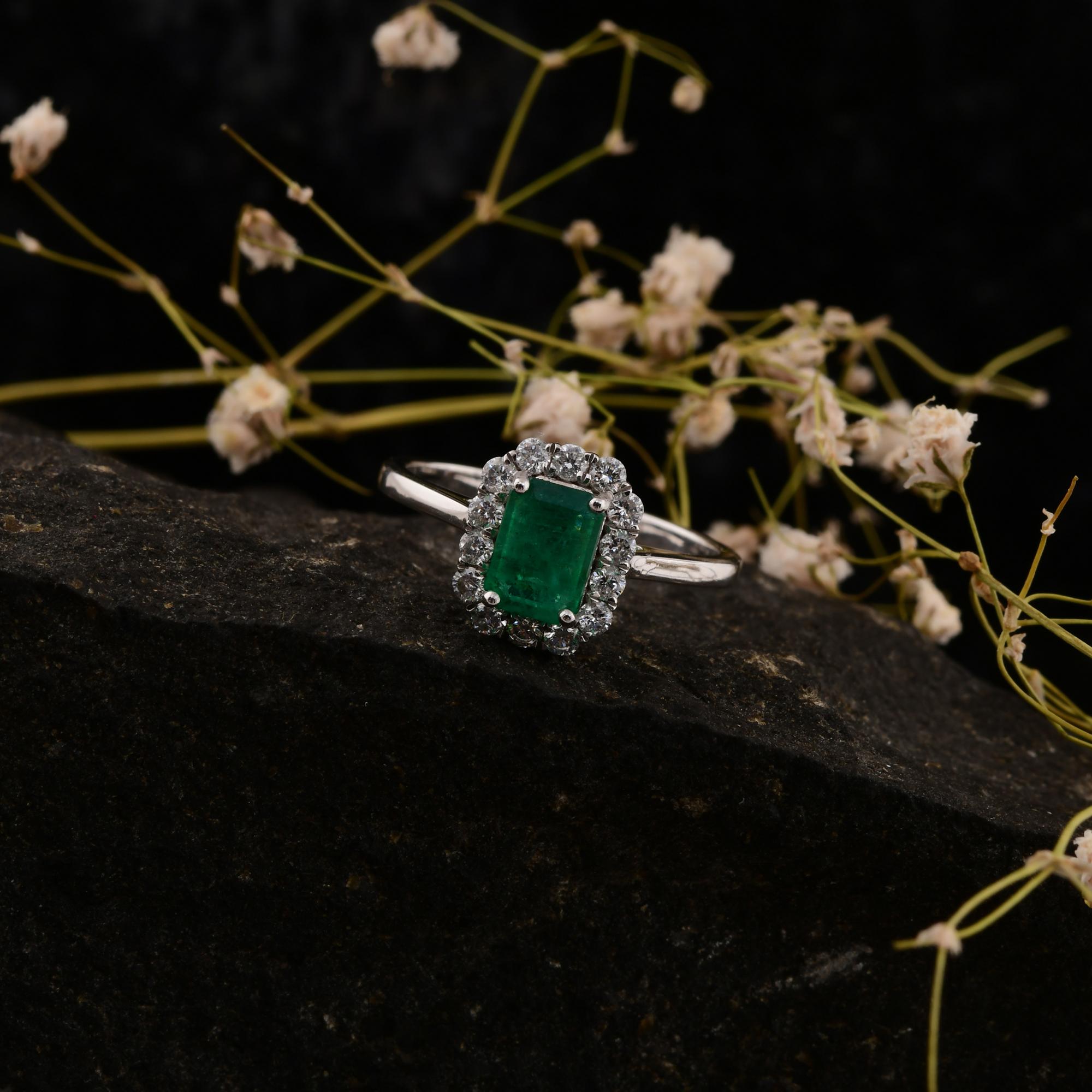 Moderne 0.85 Carat Emerald Ring 0.38 Carat SI/HI Diamond 14 Karat White Gold Jewelry en vente