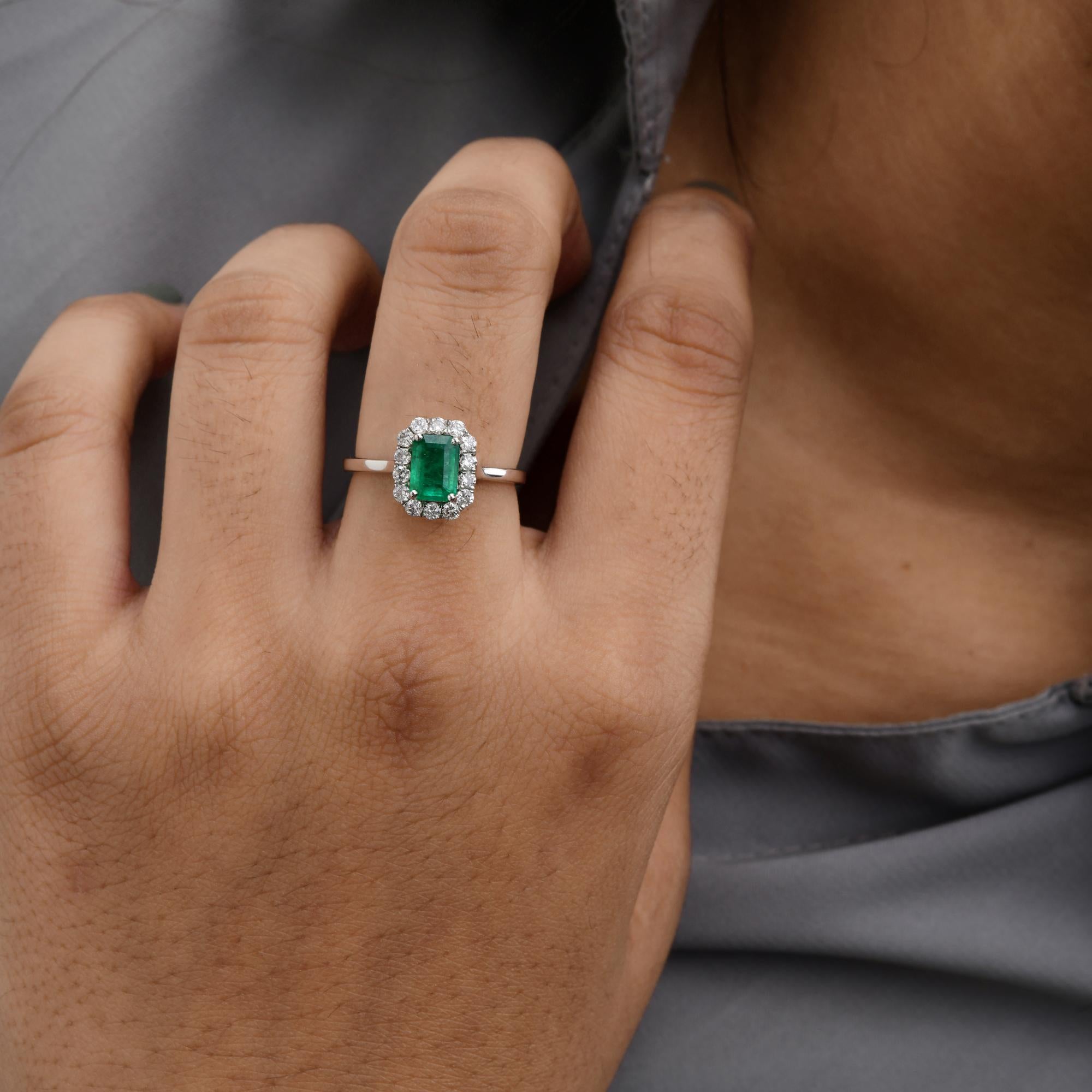 0.85 Carat Emerald Ring 0.38 Carat SI/HI Diamond 14 Karat White Gold Jewelry Neuf - En vente à Diera, Dubai