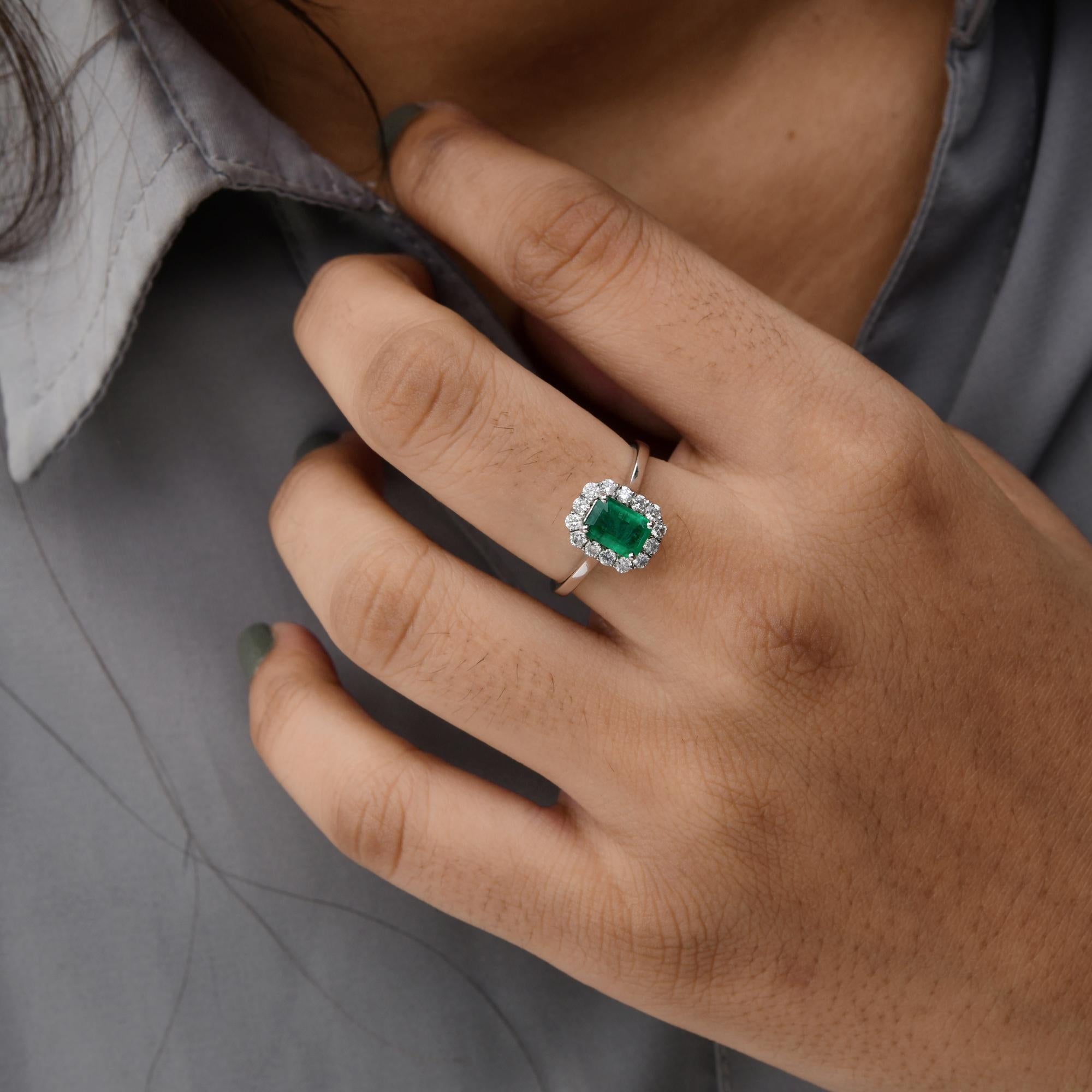 0.85 Carat Emerald Ring 0.38 Carat SI/HI Diamond 14 Karat White Gold Jewelry Pour femmes en vente