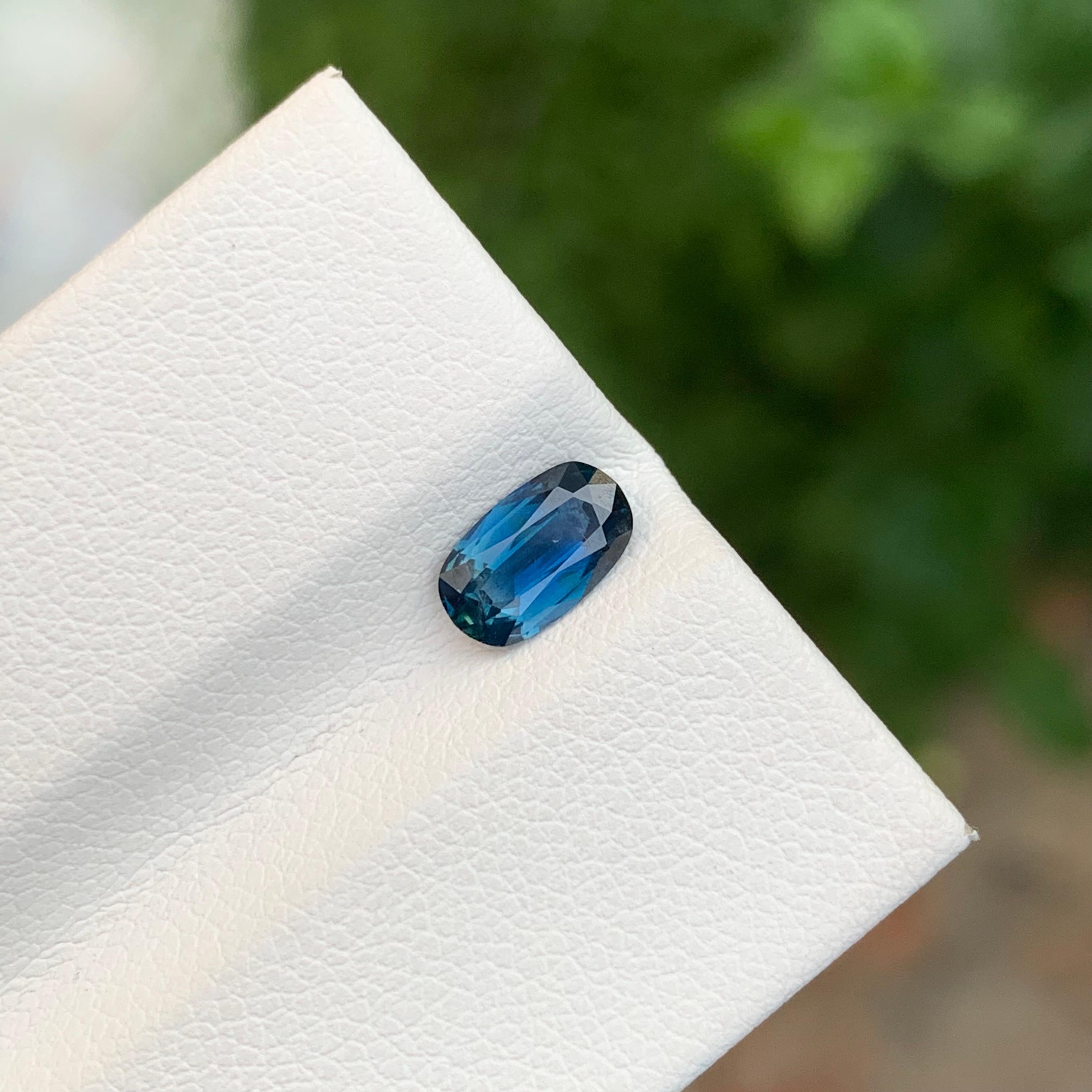 Arts and Crafts Saphir bleu vif non serti de 0,85 carat de forme ovale pour bijoux en vente