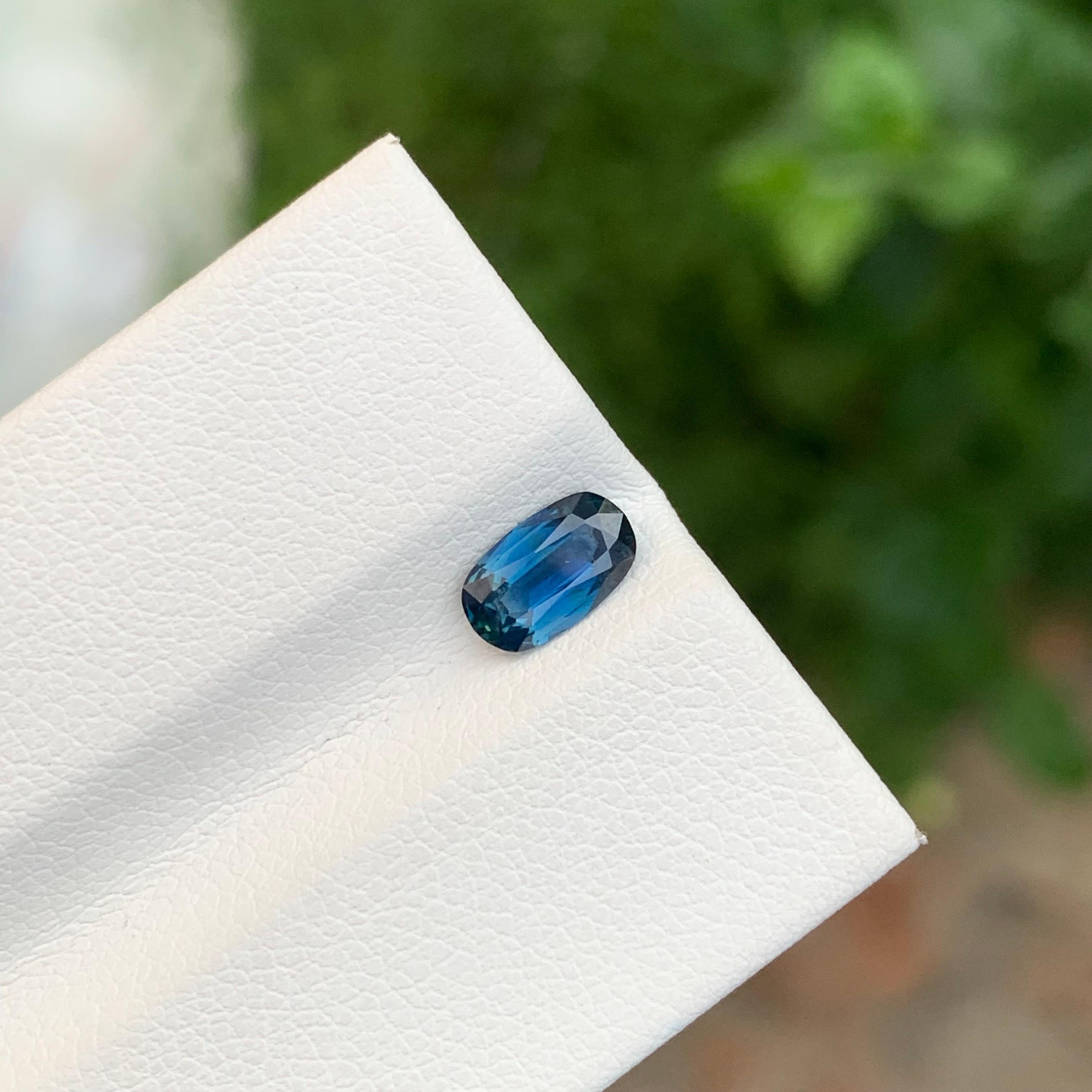 Taille ovale Saphir bleu vif non serti de 0,85 carat de forme ovale pour bijoux en vente