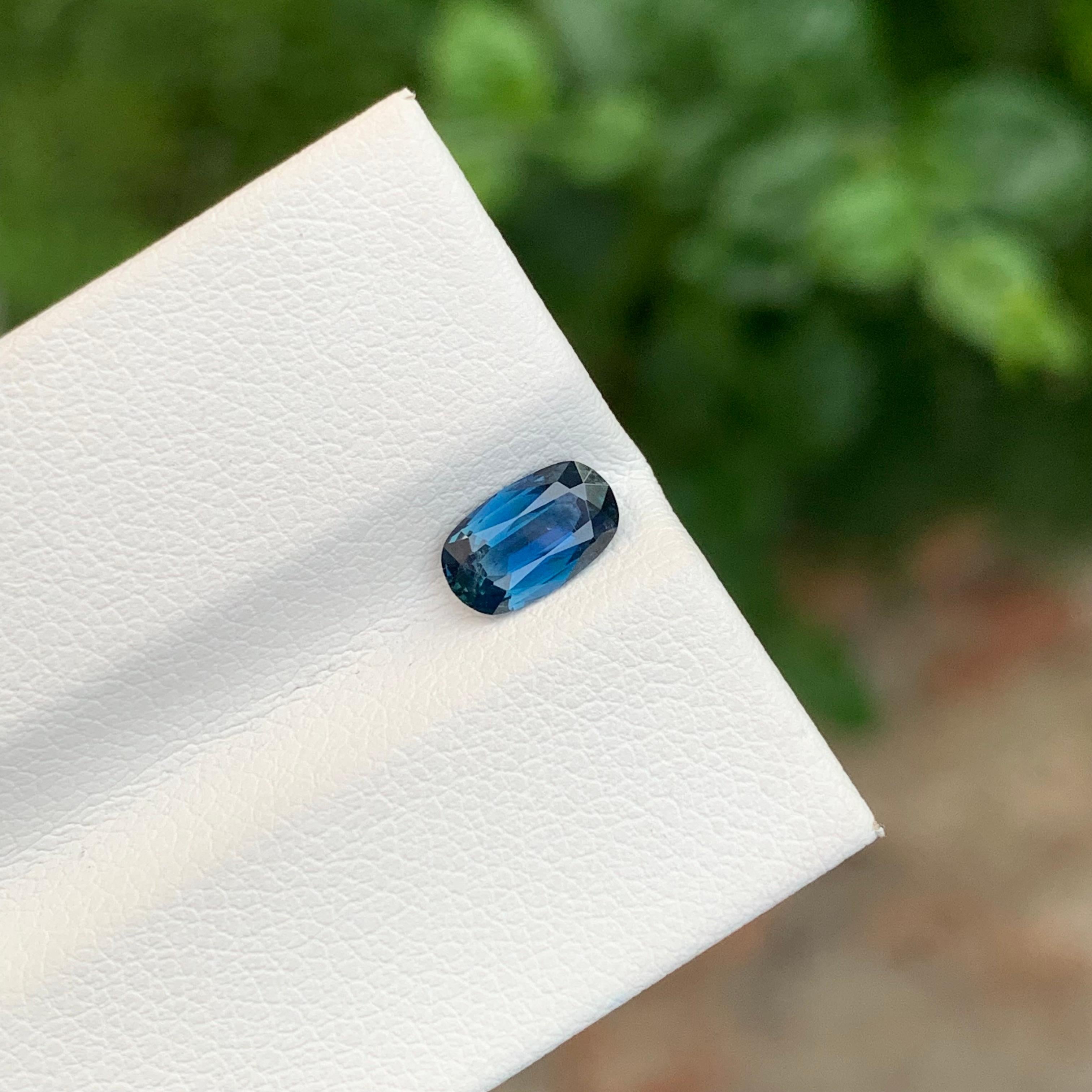 Saphir bleu vif non serti de 0,85 carat de forme ovale pour bijoux Neuf - En vente à Peshawar, PK