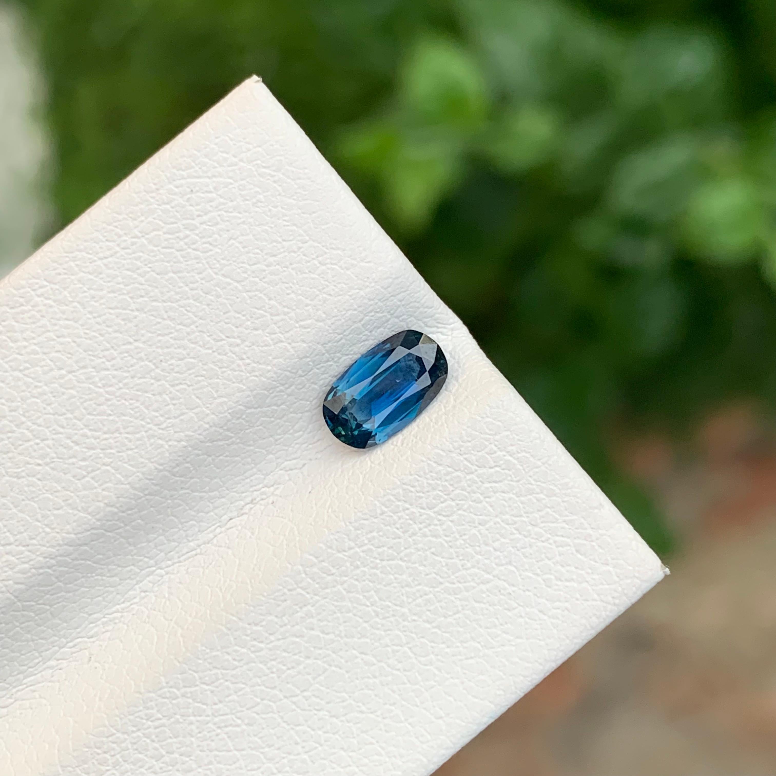 Saphir bleu vif non serti de 0,85 carat de forme ovale pour bijoux Unisexe en vente