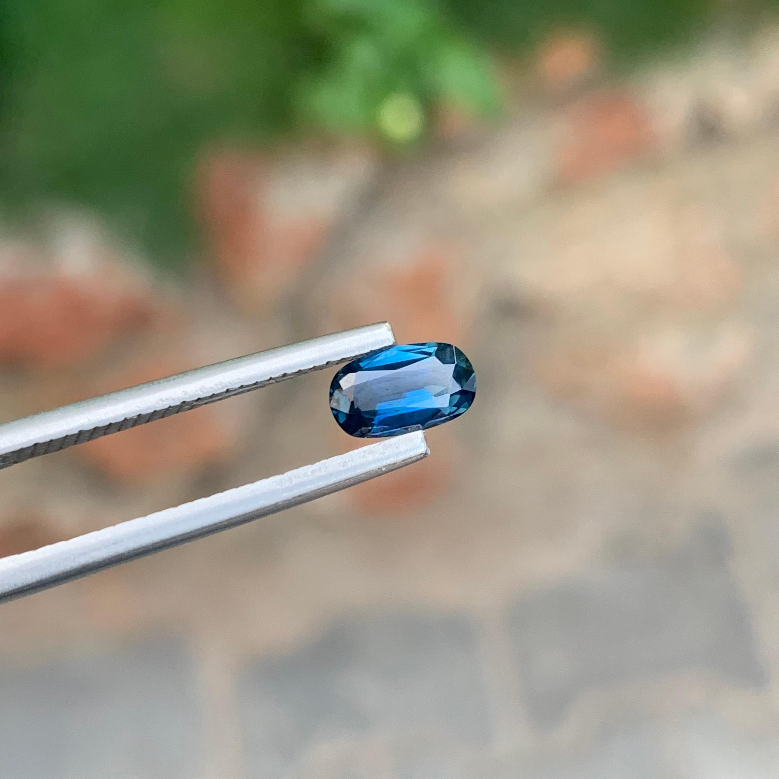 Saphir bleu vif non serti de 0,85 carat de forme ovale pour bijoux en vente 1