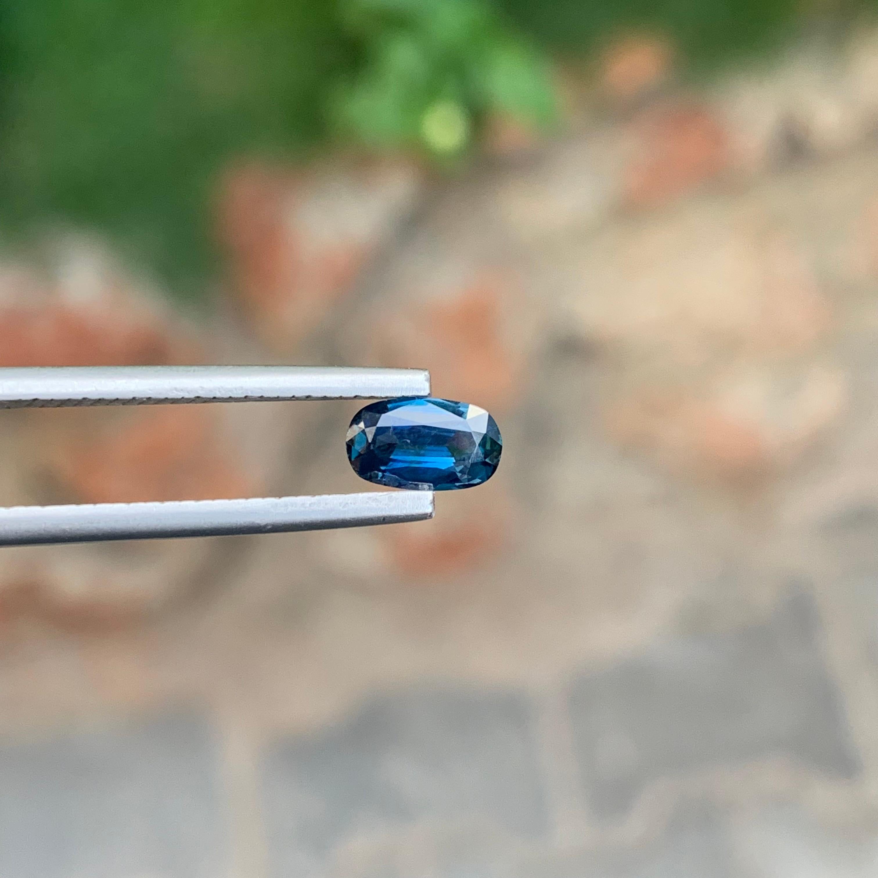Saphir bleu vif non serti de 0,85 carat de forme ovale pour bijoux en vente 2
