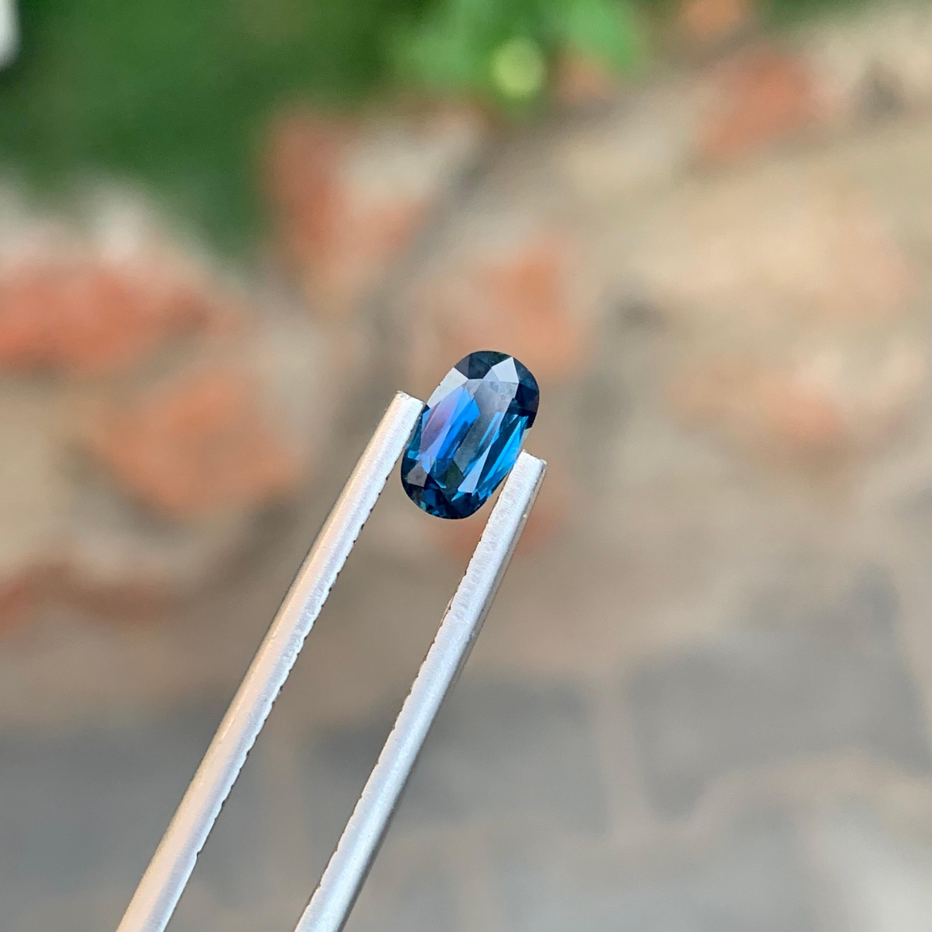 Saphir bleu vif non serti de 0,85 carat de forme ovale pour bijoux en vente 3