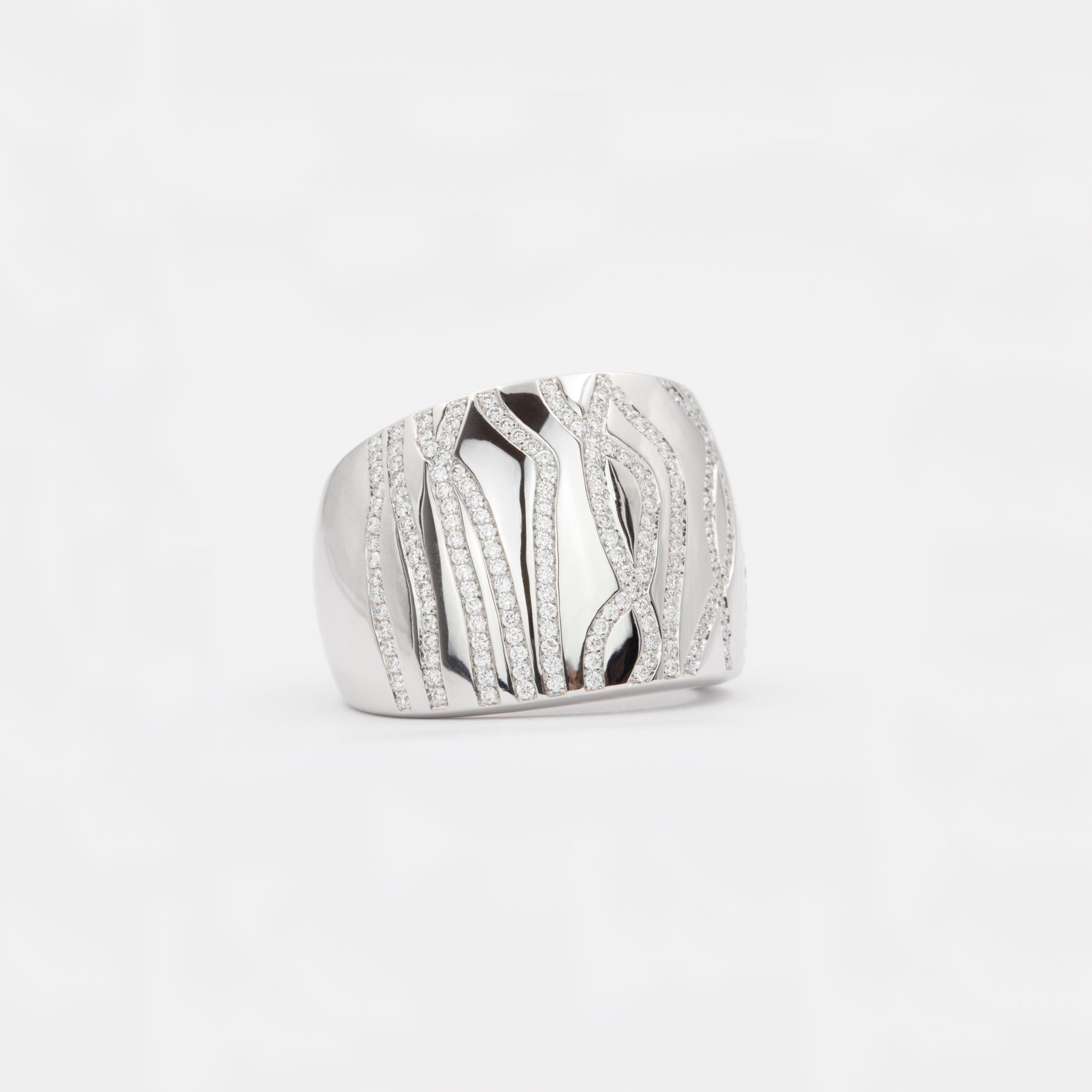 293 white diamonds /F / VVS) weighing 0.85 carats set in delicately curved grooves gently wind along the surface of this handcrafted 18 carat white gold piece, contrasting the ring’s round shape and resembling a tropical beach at low tide, The rows