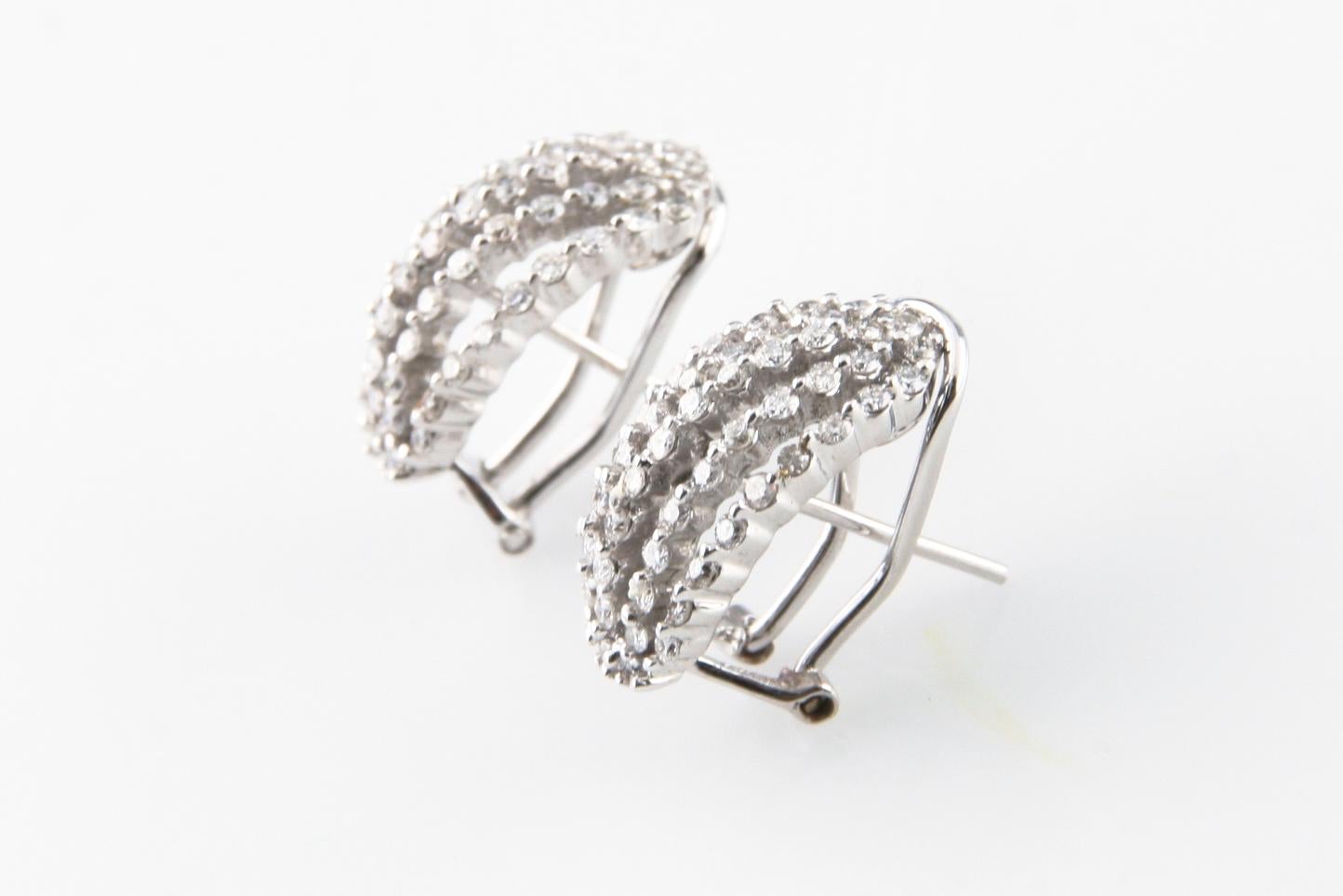Un paio di orecchini da donna in oro bianco 14K con diamanti fusi e assemblati e fondelli Omega, testati elettronicamente
Ogni orecchino presenta cinque nastri di diamanti con un design a cupola stilizzato.
Identificato con i marchi 