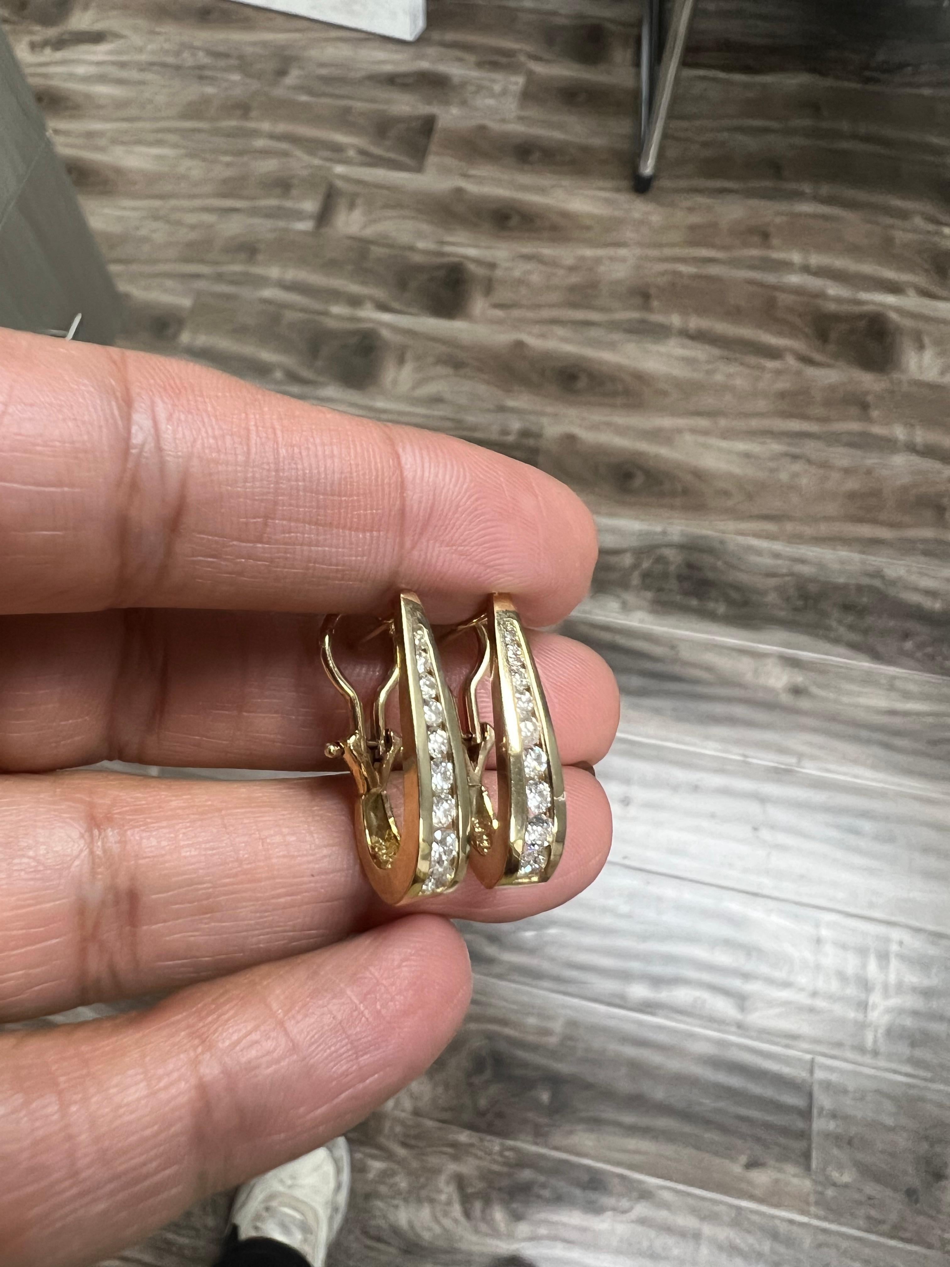 Créoles en or jaune serties de diamants naturels de 0,85 carat en vente 1