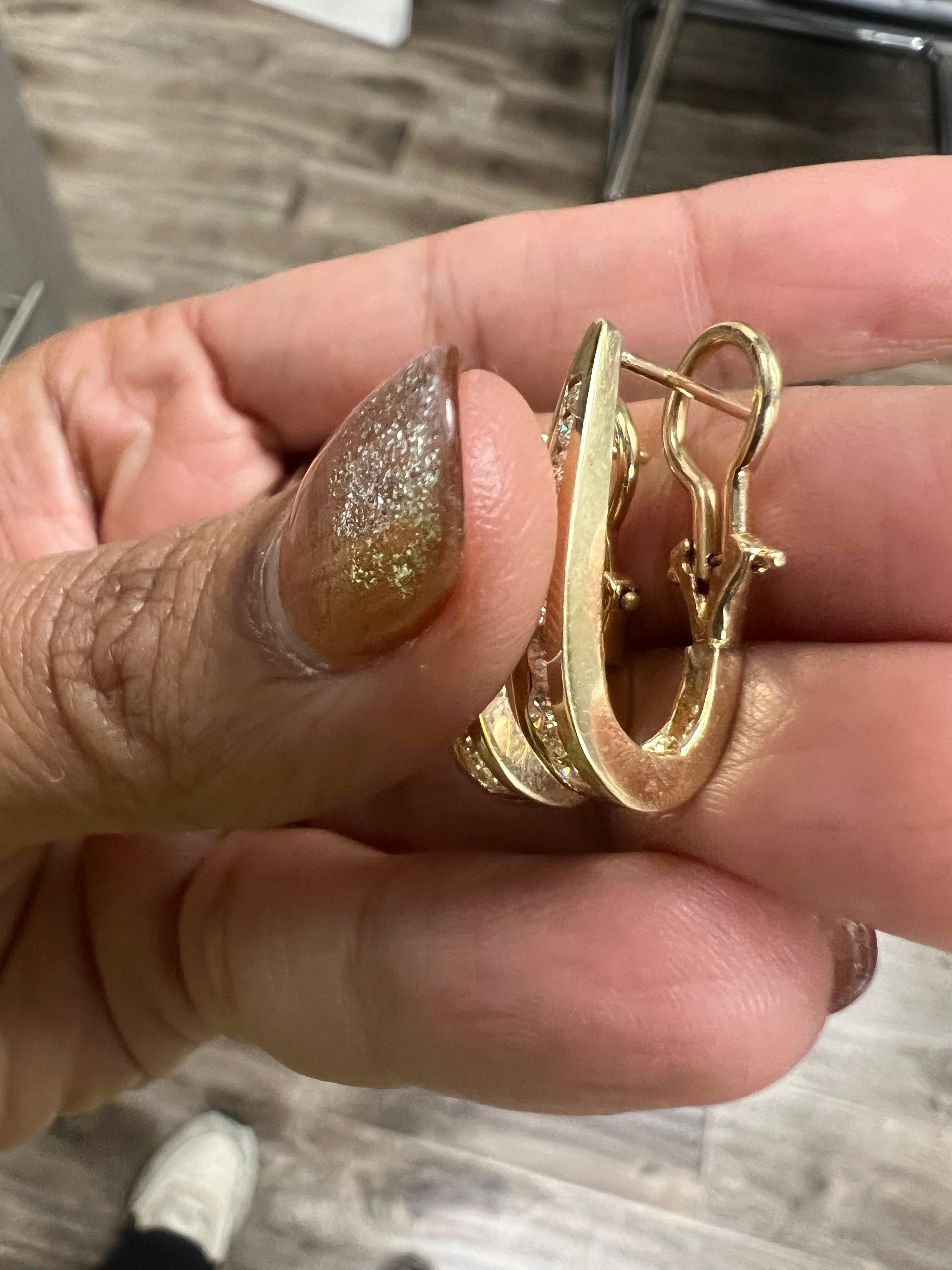 Créoles en or jaune serties de diamants naturels de 0,85 carat en vente 2