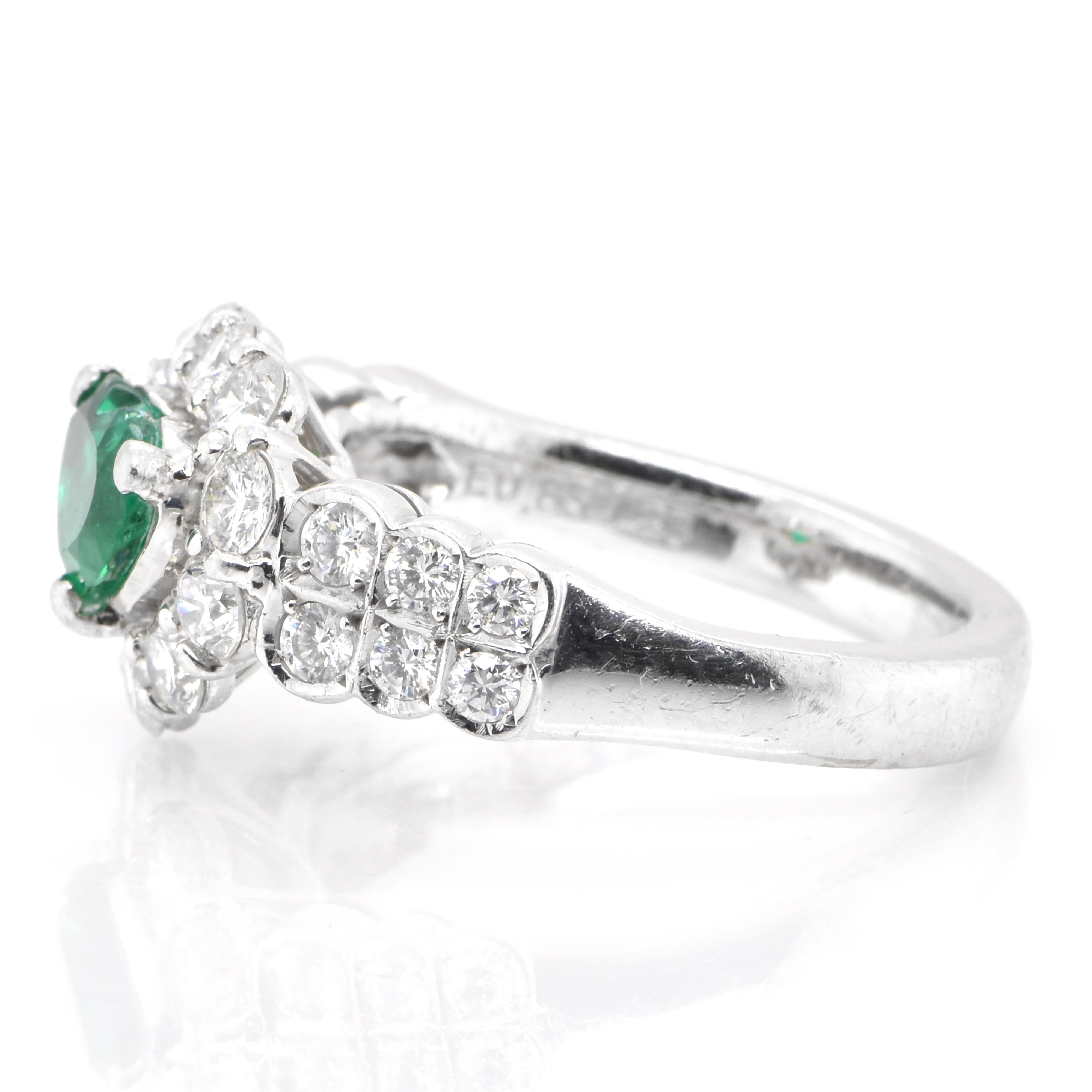 0.85 Carat Natural Heart Cut Emerald and Diamond Halo Ring Set in Platinum In Excellent Condition In Tokyo, JP