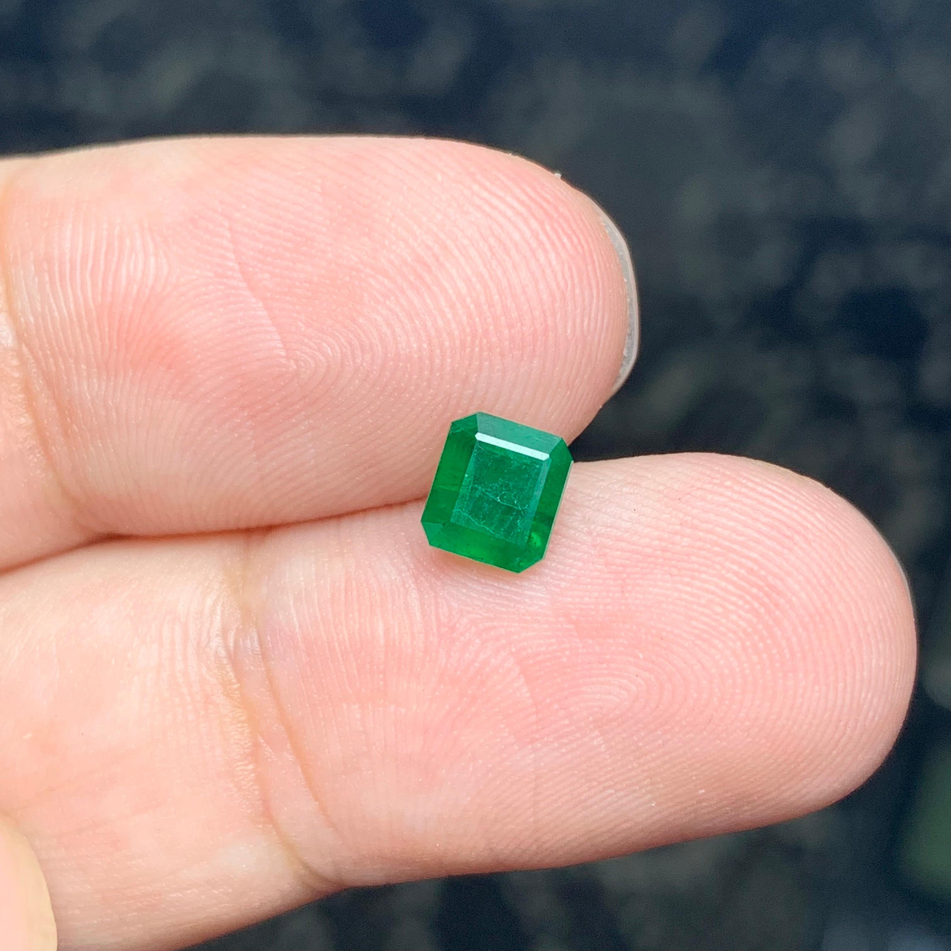 0.85 Carat Natural Loose Emerald Gemstone From Swat Mine, Pakistan  In New Condition For Sale In Peshawar, PK