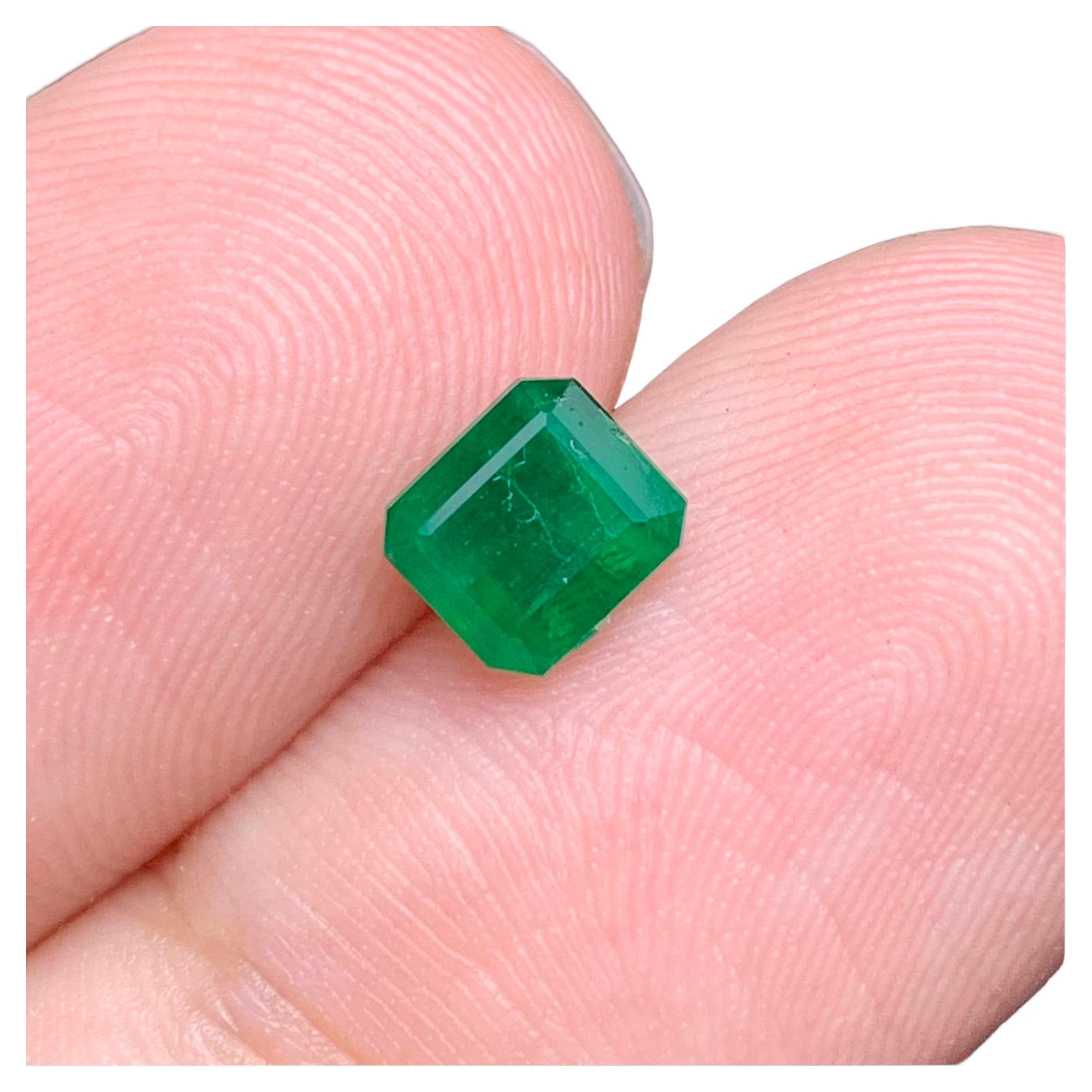 Gemma di smeraldo naturale sciolta da 0.85 carati proveniente dalla miniera di Swat, Pakistan