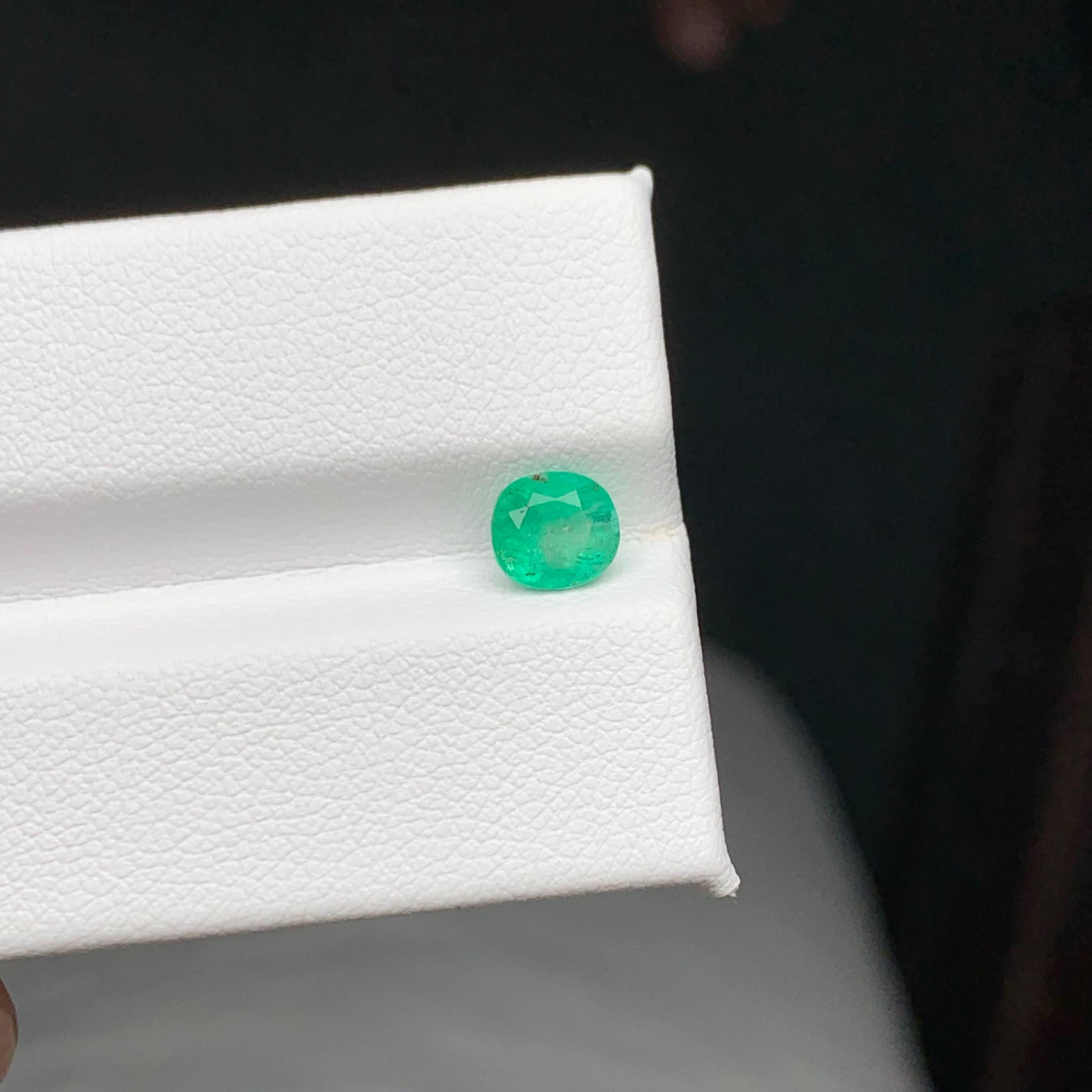 Modern 0.85 Carat Natural Loose Emerald Stone Oval Cut Gemstone From Afghanistan For Sale