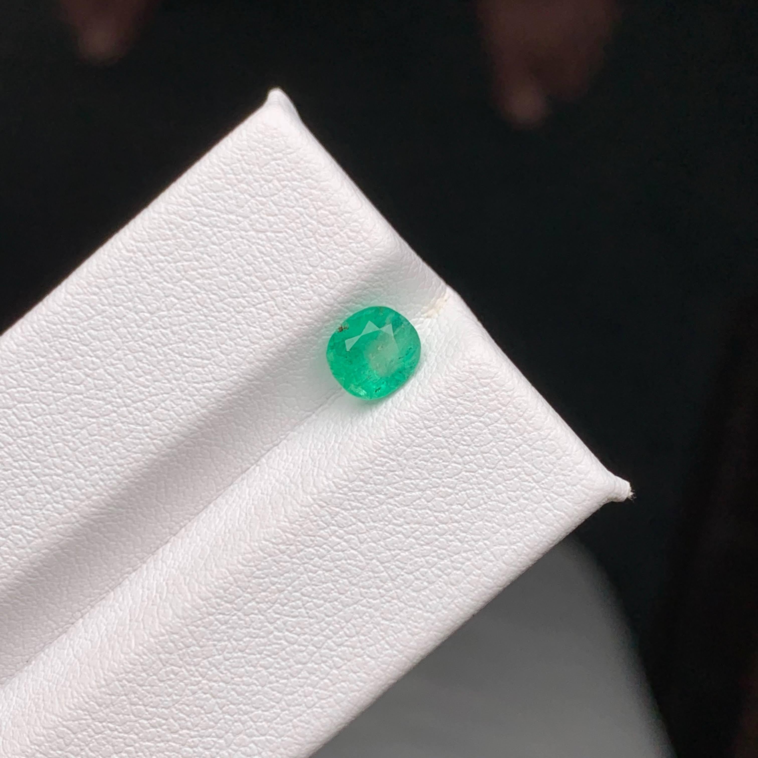 0.85 Carat Natural Loose Emerald Stone Oval Cut Gemstone From Afghanistan In New Condition For Sale In Bangkok, TH