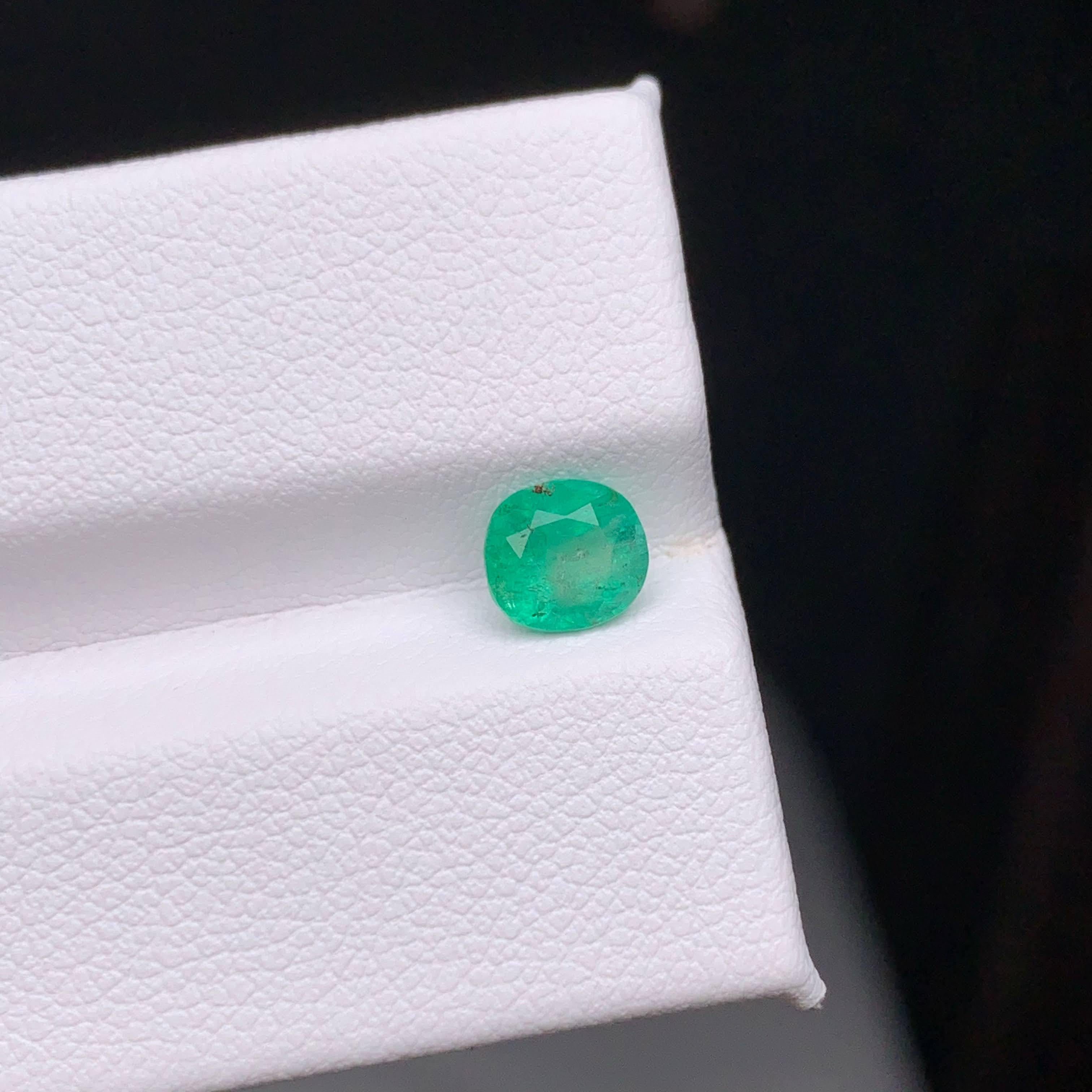Women's or Men's 0.85 Carat Natural Loose Emerald Stone Oval Cut Gemstone From Afghanistan For Sale