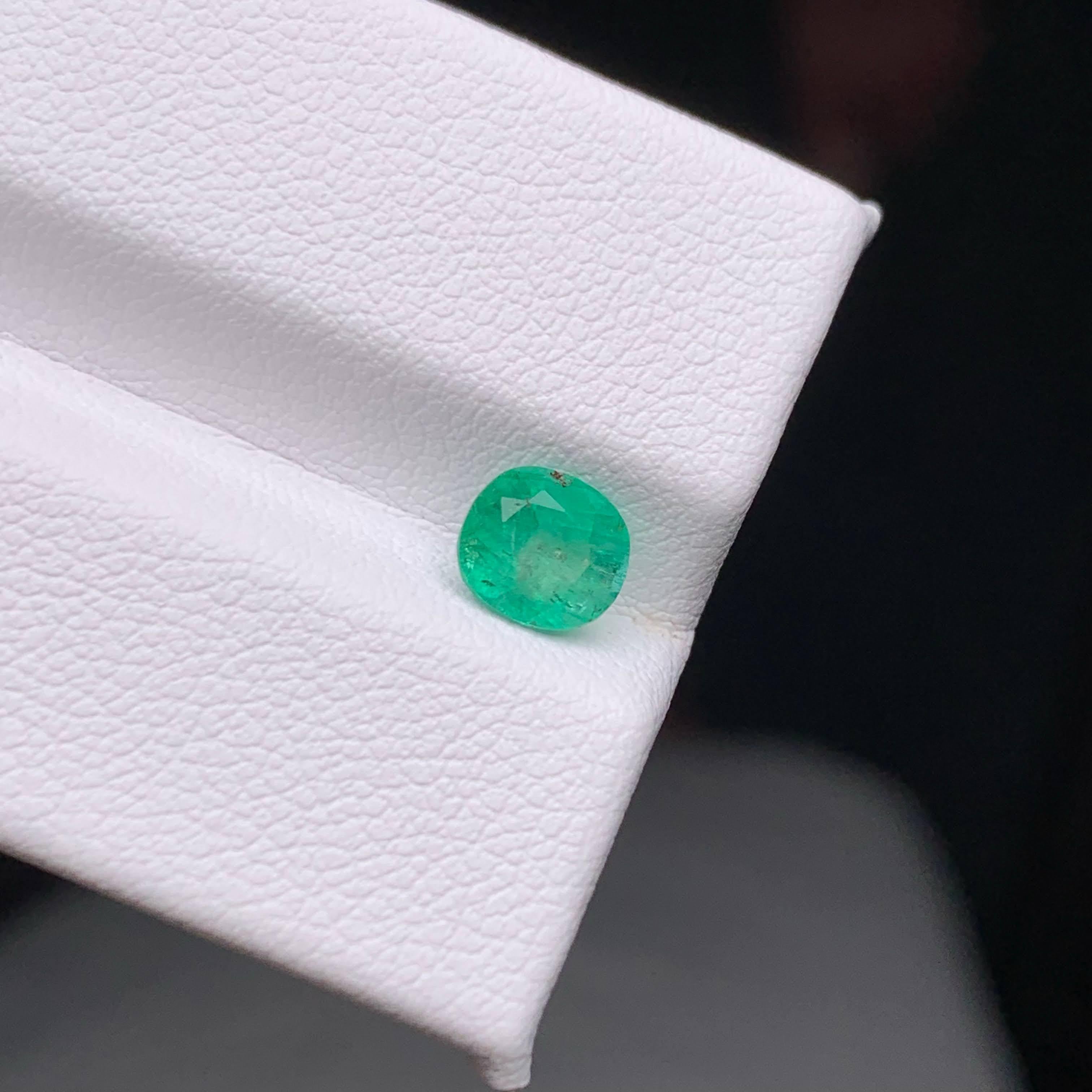 0.85 Carat Natural Loose Emerald Stone Oval Cut Gemstone From Afghanistan For Sale 3