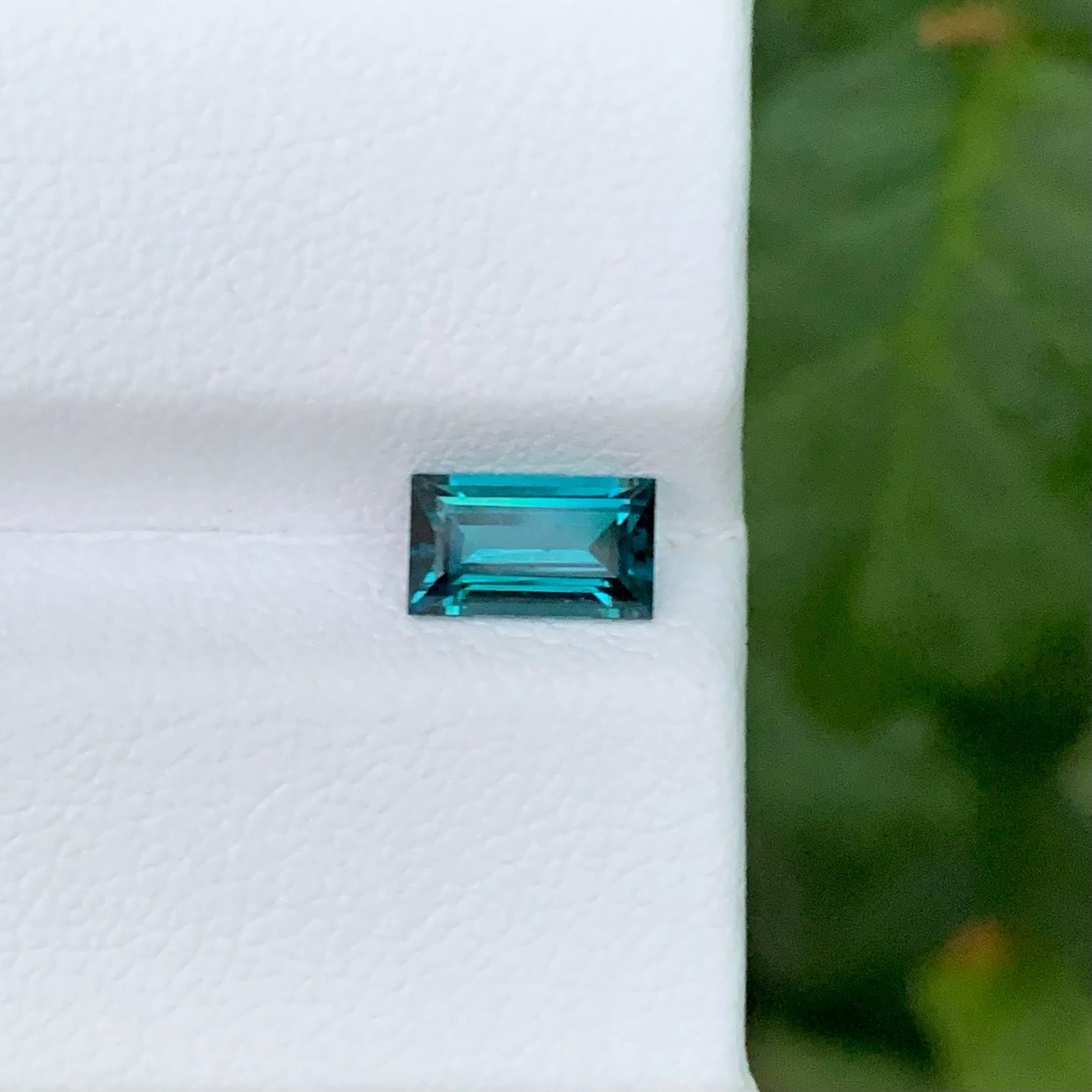 Peso 0,85 quilates 
Dimensiones 7,5x4,3x3,1 mm
Tratamiento Ninguno 
Origen Afgano 
Claridad VVS 
Forma Corte Baguette 





Esta Turmalina Azul Laguna Natural Suelta de 0,85 quilates es una gema rara y cautivadora procedente de las renombradas minas
