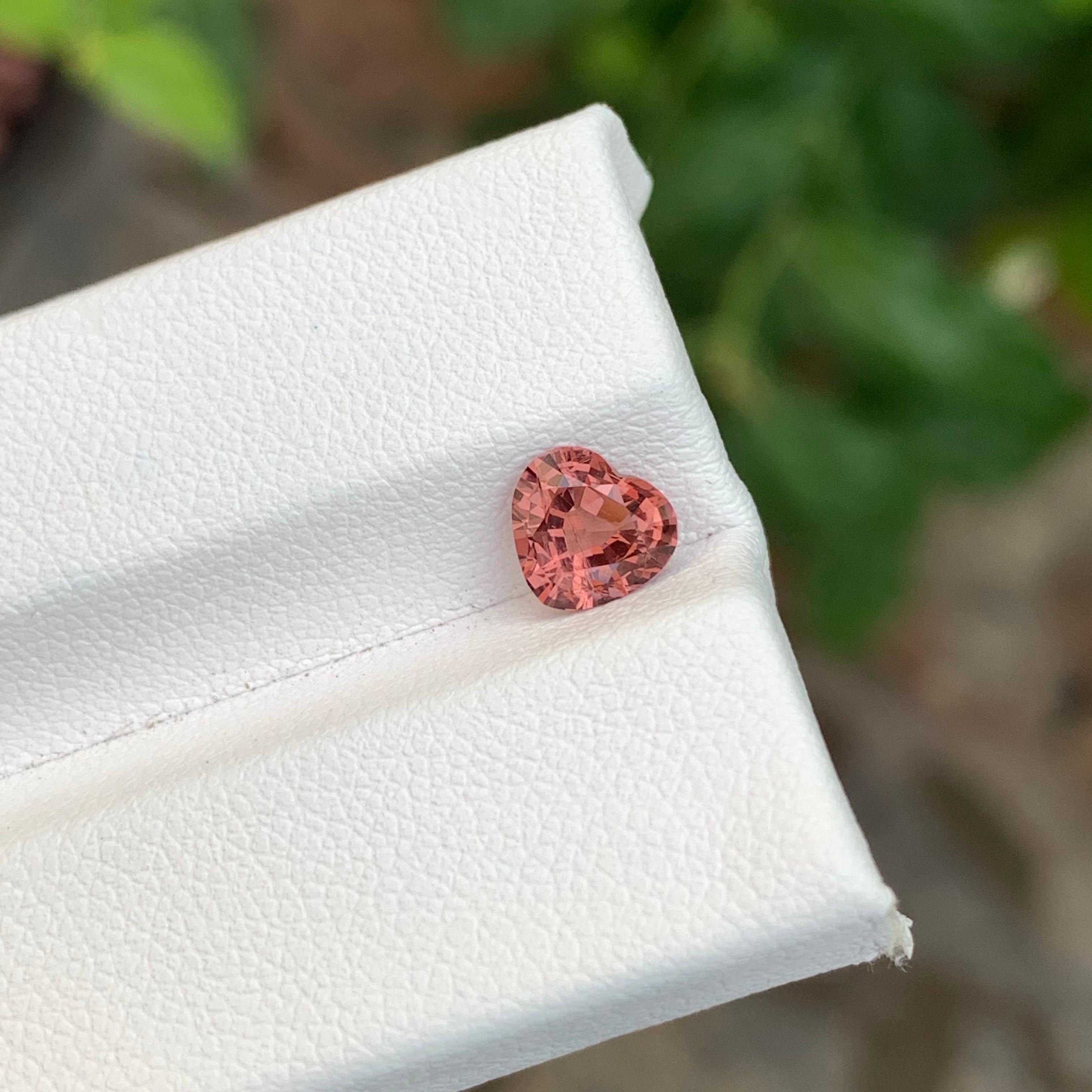 0.85 Carat Natural Loose Peachy Pink Spinel Heart Shape Gemstone (pierre précieuse en forme de coeur) en vente 4