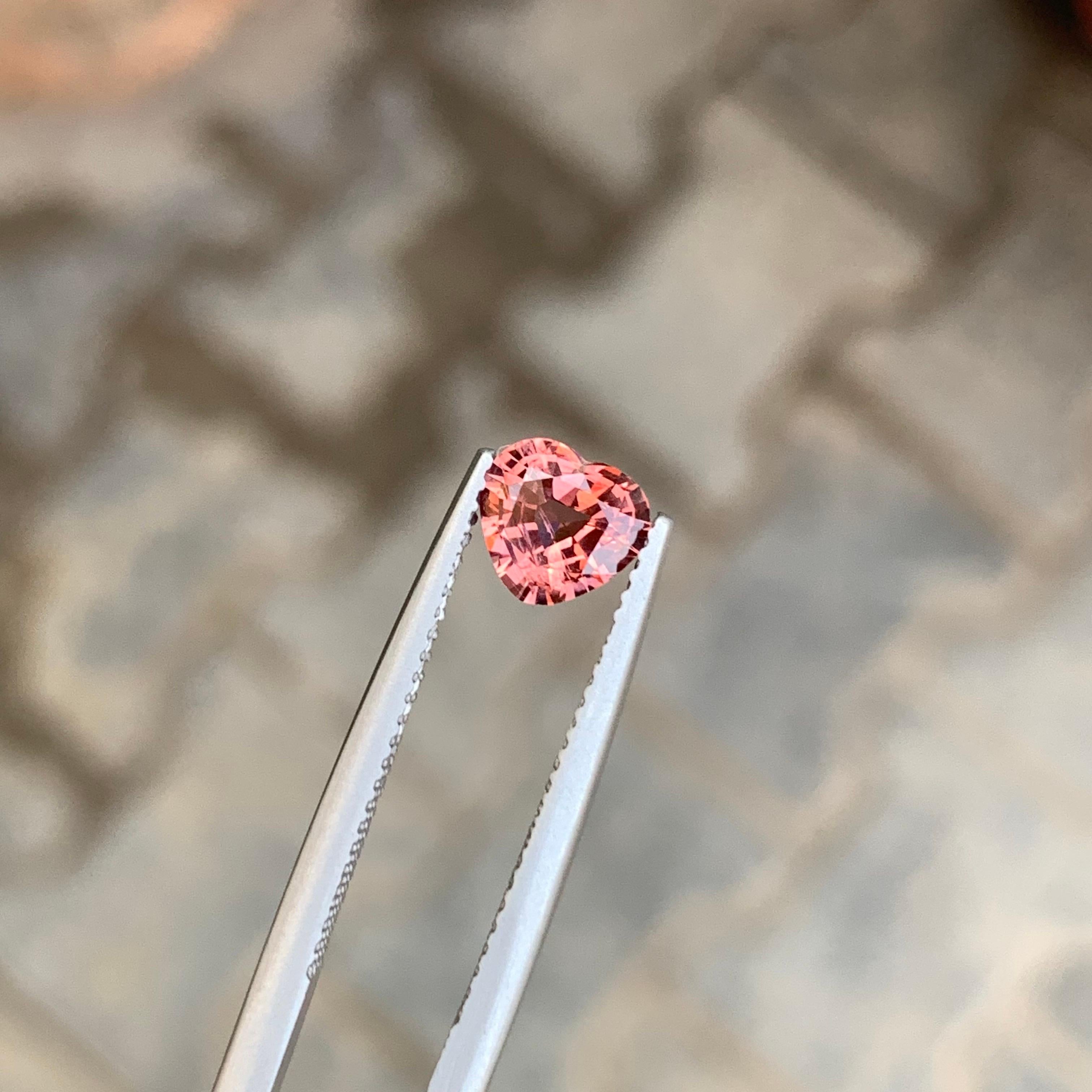 0.85 Carat Natural Loose Peachy Pink Spinel Heart Shape Gemstone (pierre précieuse en forme de coeur) en vente 5