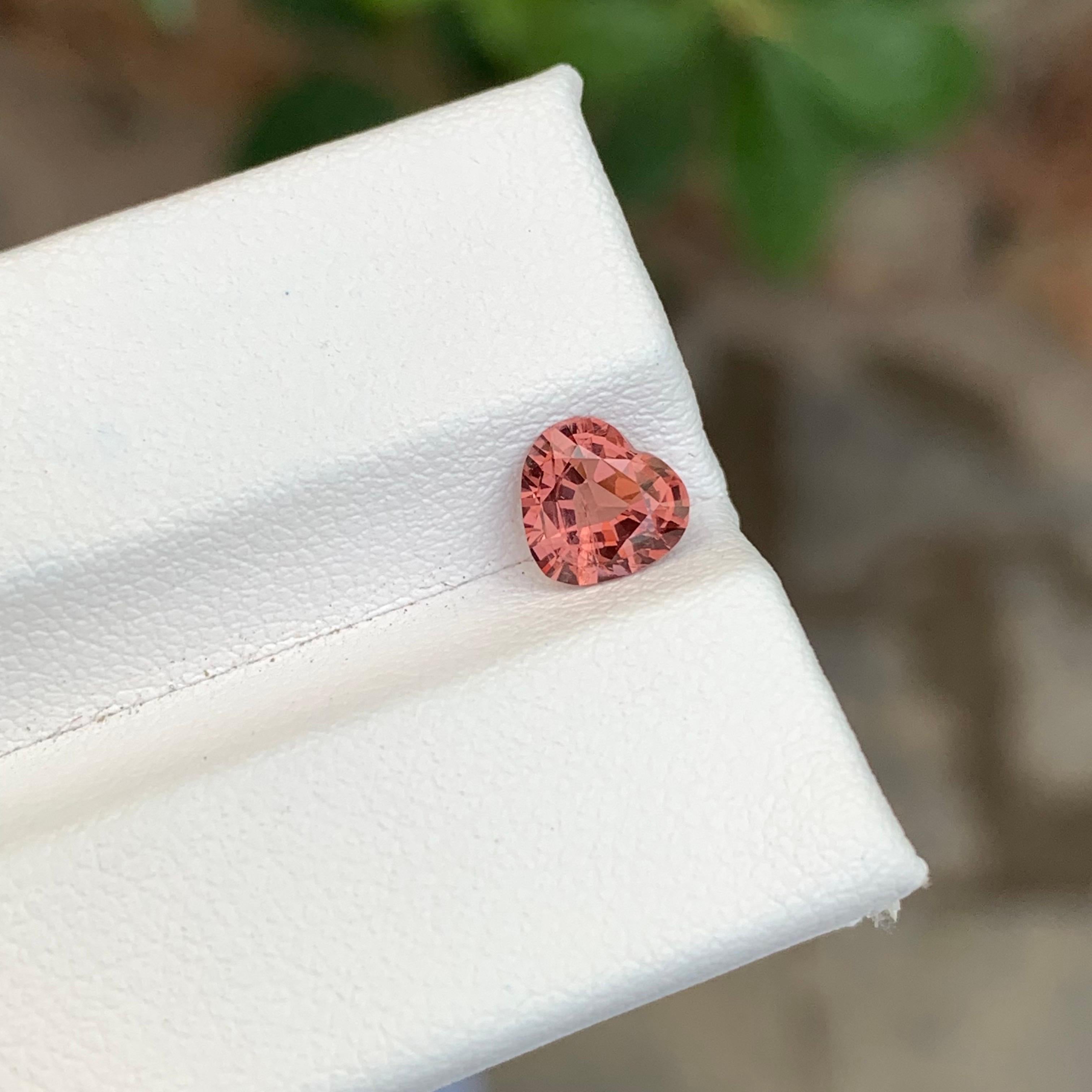 Arts and Crafts 0.85 Carat Natural Loose Peachy Pink Spinel Heart Shape Gemstone (pierre précieuse en forme de coeur) en vente