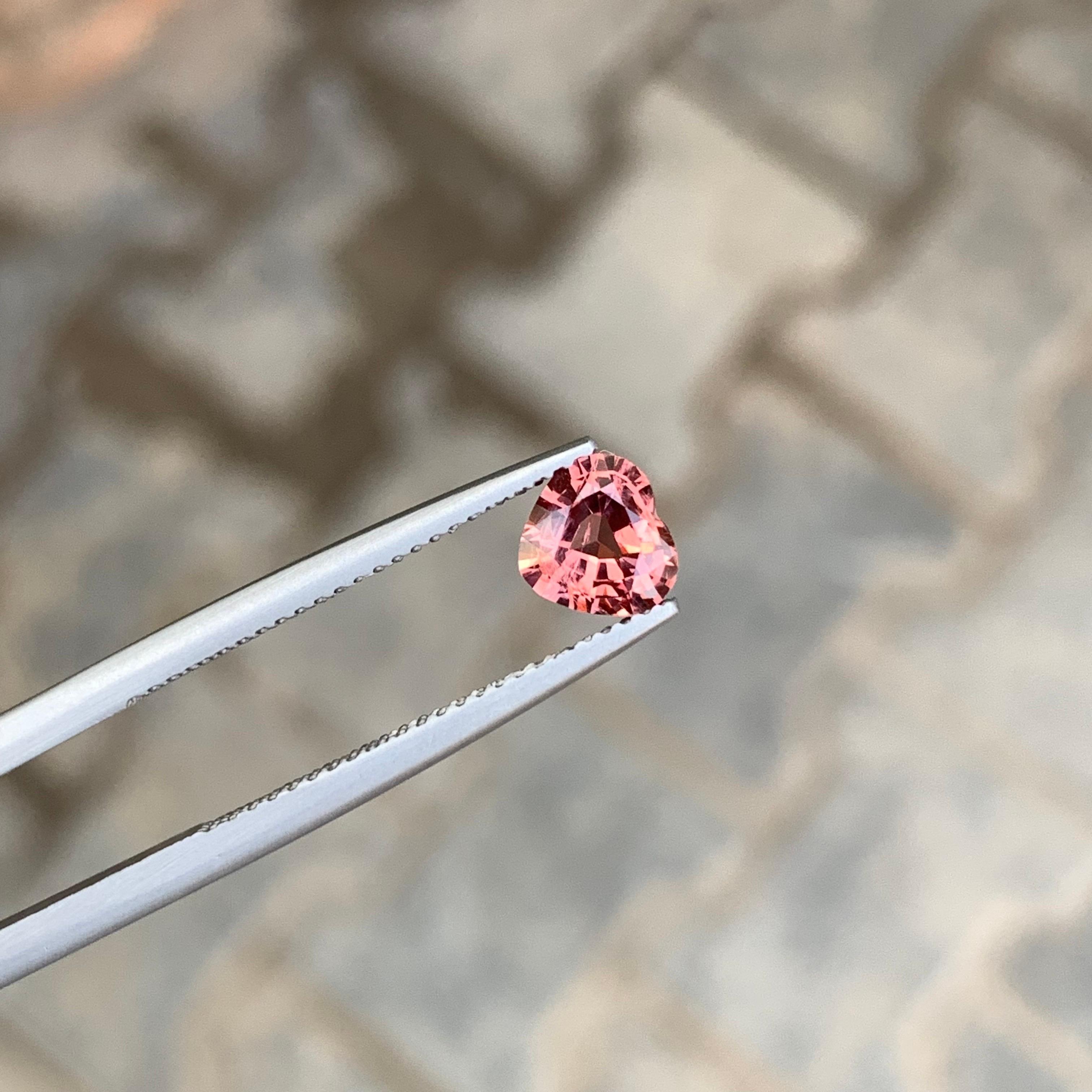 Taille cœur 0.85 Carat Natural Loose Peachy Pink Spinel Heart Shape Gemstone (pierre précieuse en forme de coeur) en vente