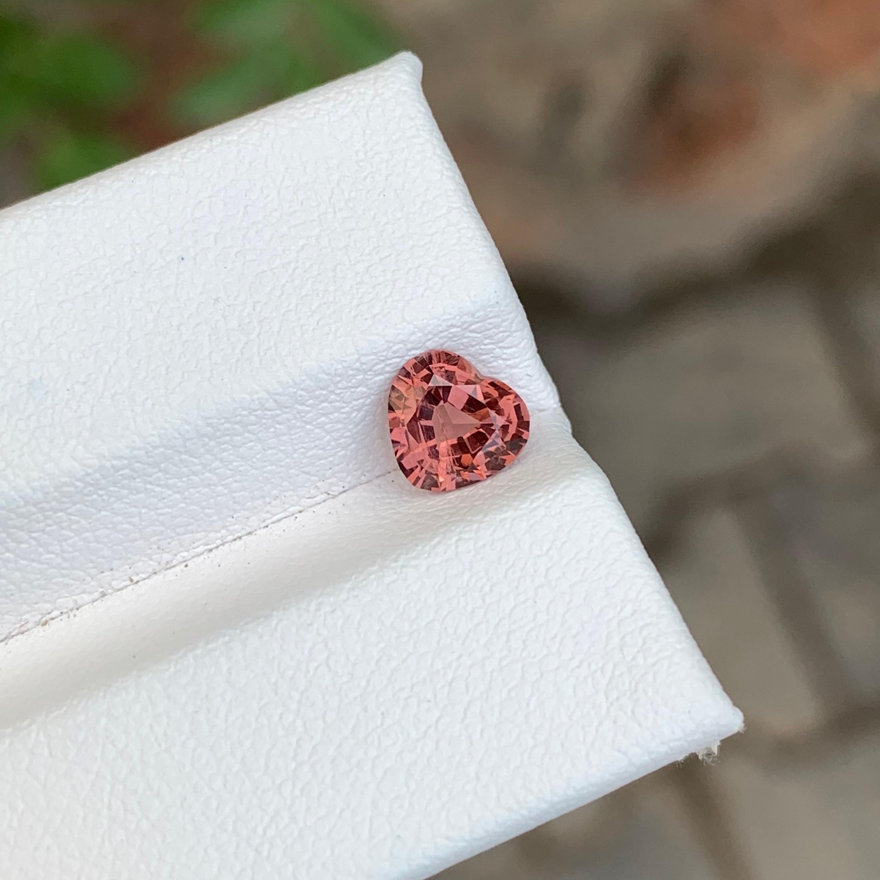 0.85 Carat Natural Loose Peachy Pink Spinel Heart Shape Gemstone (pierre précieuse en forme de coeur) Neuf - En vente à Peshawar, PK