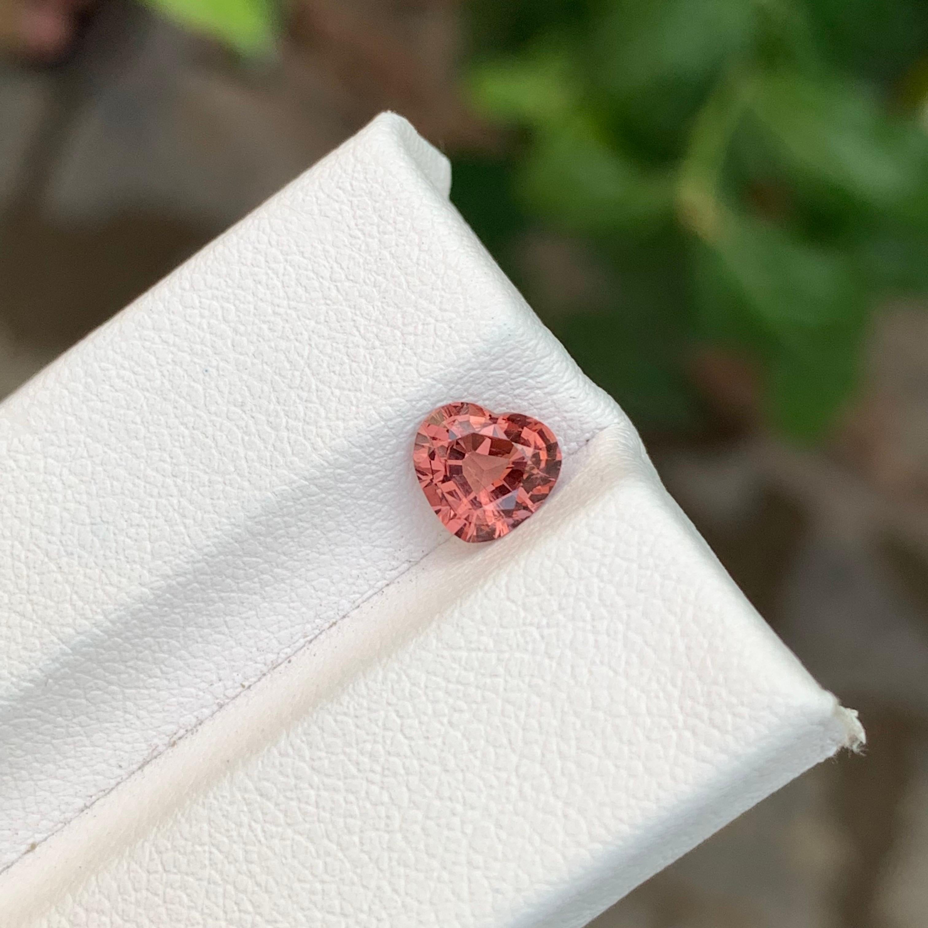 0.85 Carat Natural Loose Peachy Pink Spinel Heart Shape Gemstone (pierre précieuse en forme de coeur) Unisexe en vente