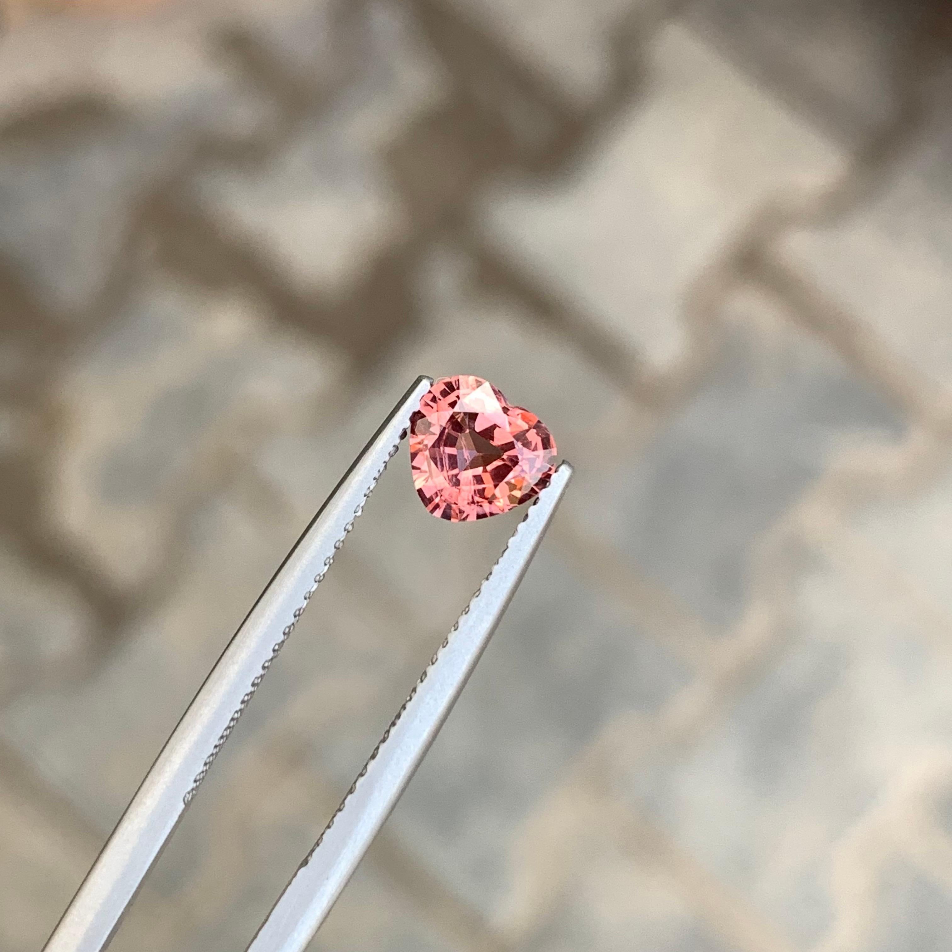0.85 Carat Natural Loose Peachy Pink Spinel Heart Shape Gemstone (pierre précieuse en forme de coeur) en vente 1