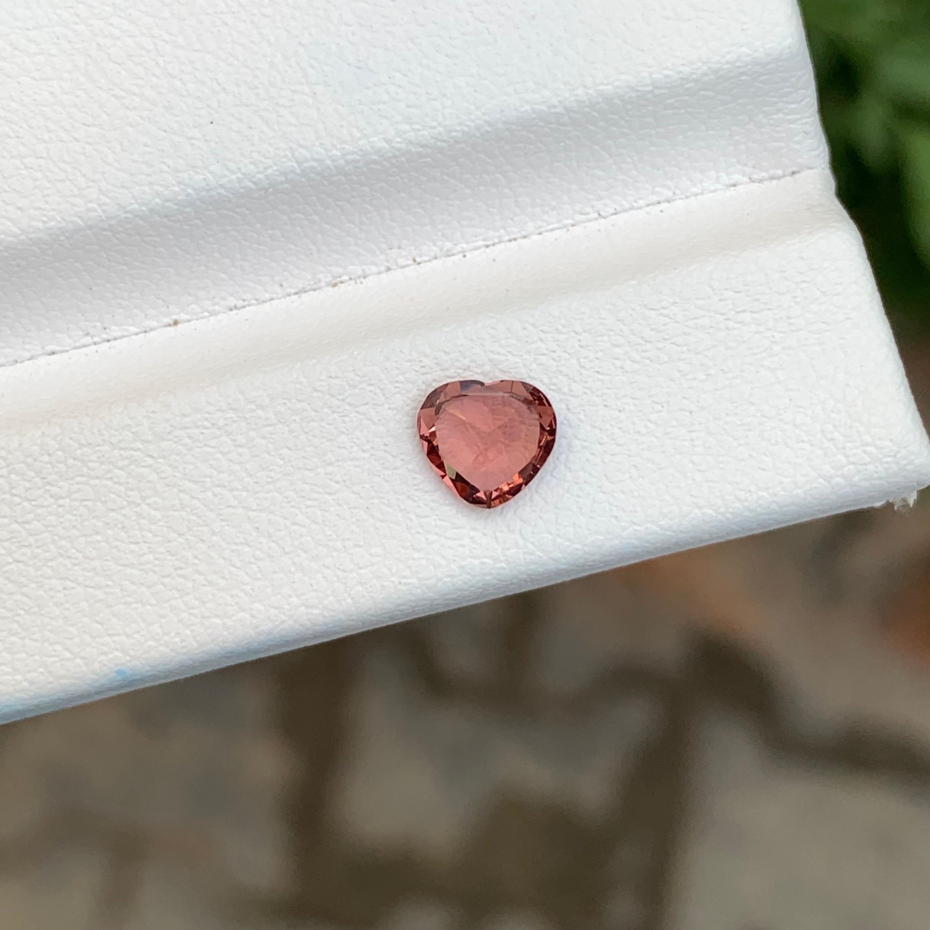 0.85 Carat Natural Loose Peachy Pink Spinel Heart Shape Gemstone (pierre précieuse en forme de coeur) en vente 2
