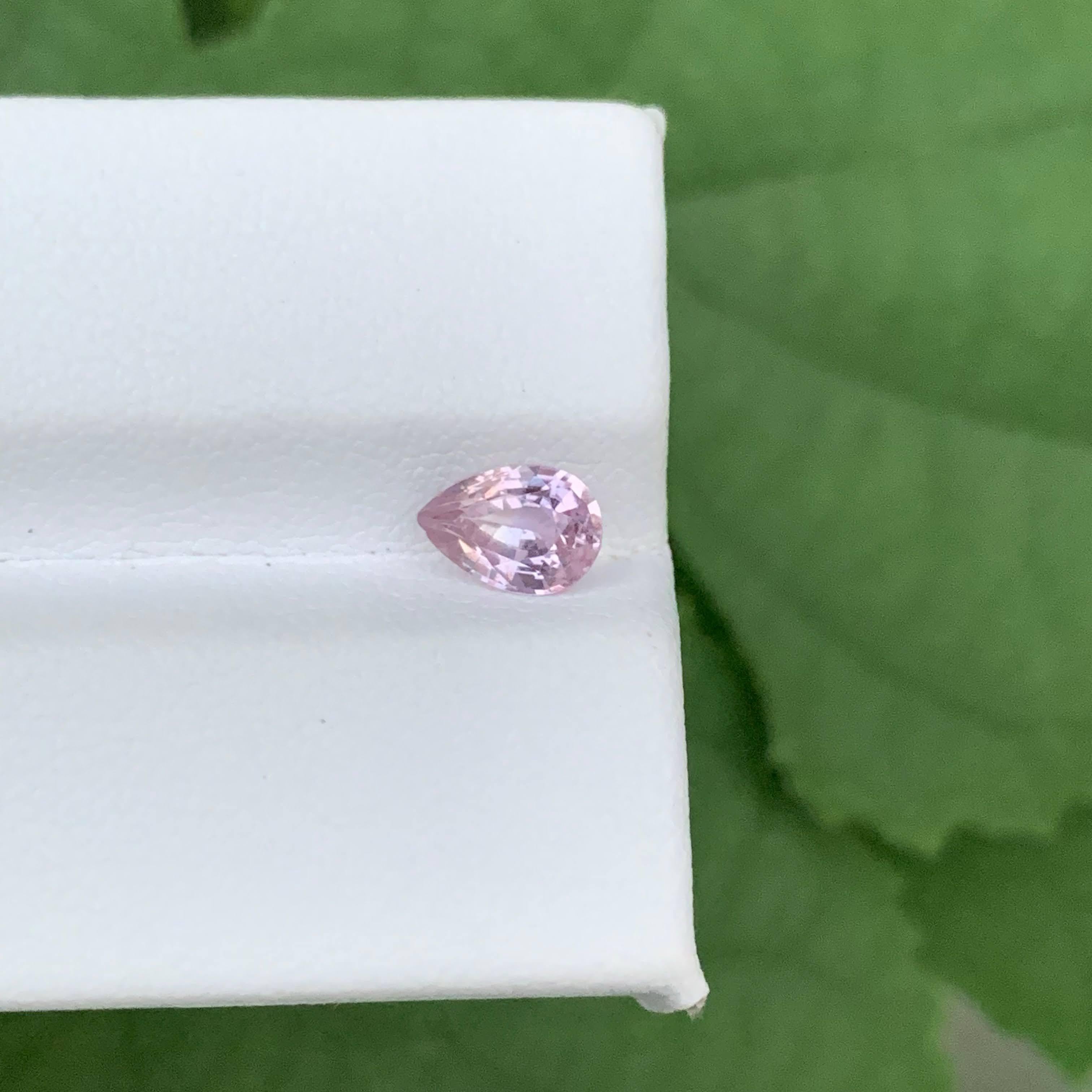 Moderne 0.85 Carat Natural Loose Pink Padparadscha Sapphire Pear Cut From Madagascar en vente