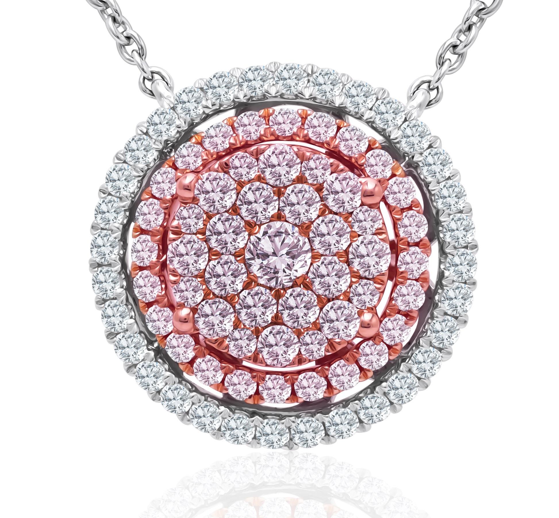 L'Eleganza non conosce limiti con il nostro affascinante Ciondolo Pink Diamond. Nel suo cuore, un insieme di molteplici diamanti rosa rotondi trasmette meticolosamente il fascino di una perfetta forma ROUND, cullata da una radiosa aureola di