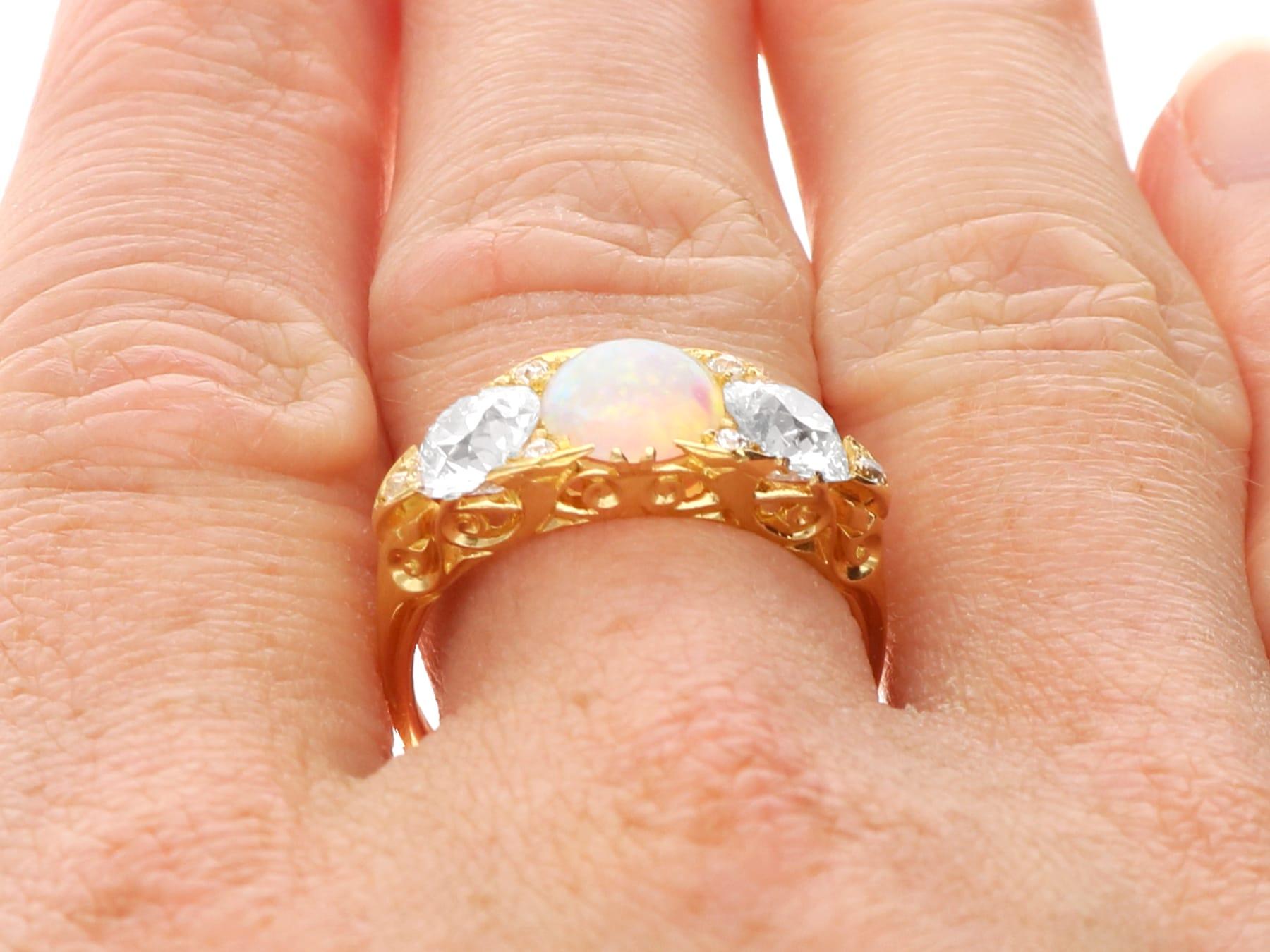 Opale da 0,85 carati, diamante da 1,68 carati, anello a trilogia in oro giallo 18 carati, CIRCA 1890 in vendita 6