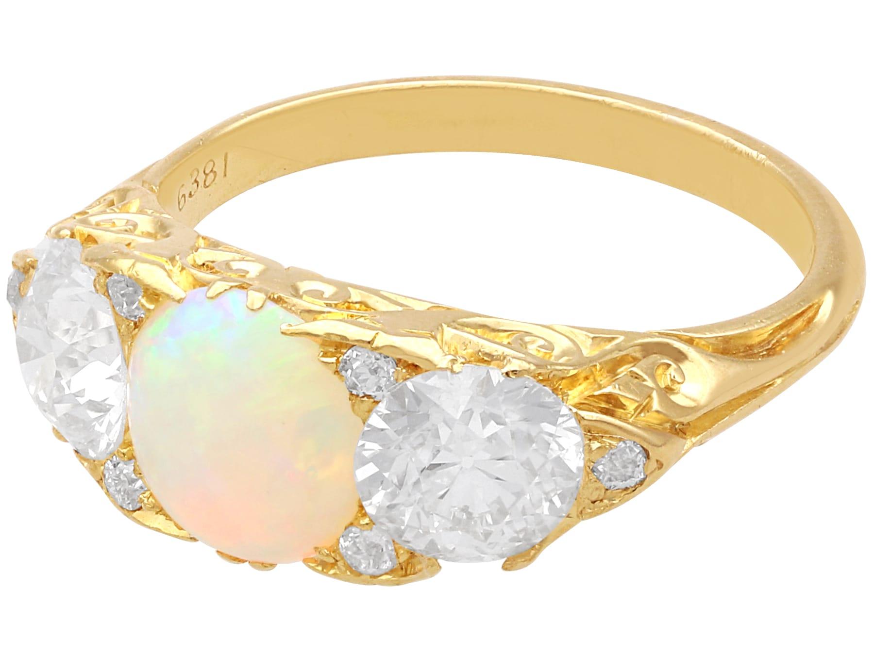 Opale da 0,85 carati, diamante da 1,68 carati, anello a trilogia in oro giallo 18 carati, CIRCA 1890 in vendita 1