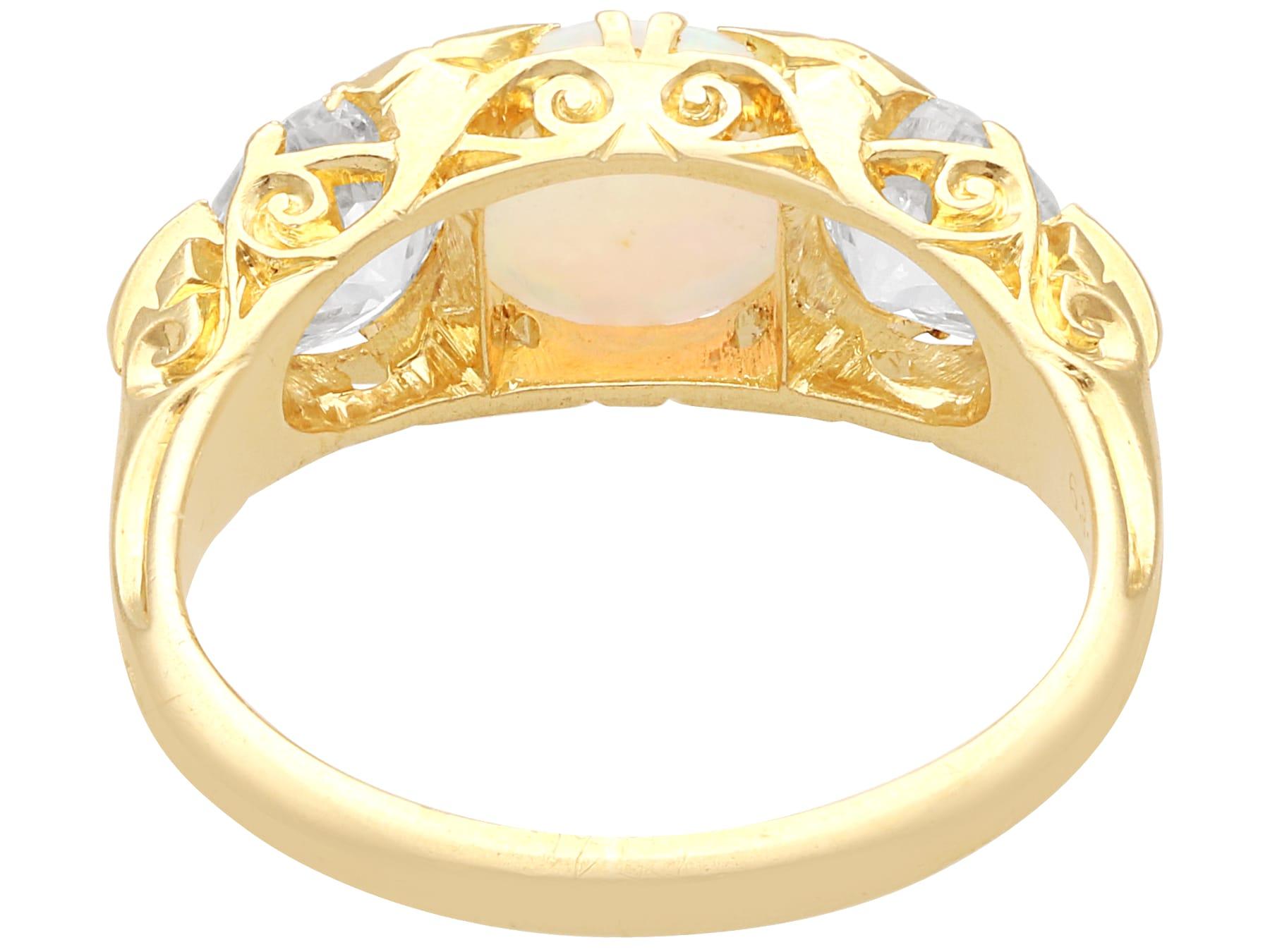 Opale da 0,85 carati, diamante da 1,68 carati, anello a trilogia in oro giallo 18 carati, CIRCA 1890 in vendita 2