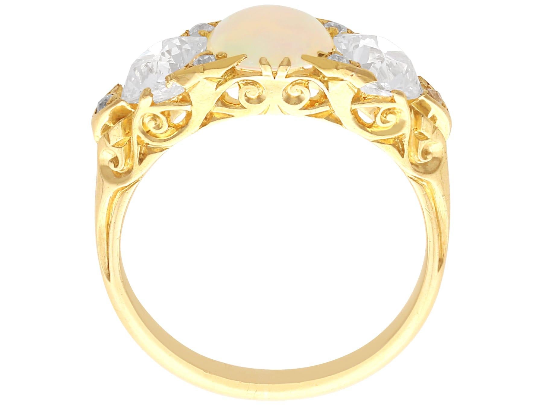 Opale da 0,85 carati, diamante da 1,68 carati, anello a trilogia in oro giallo 18 carati, CIRCA 1890 in vendita 3