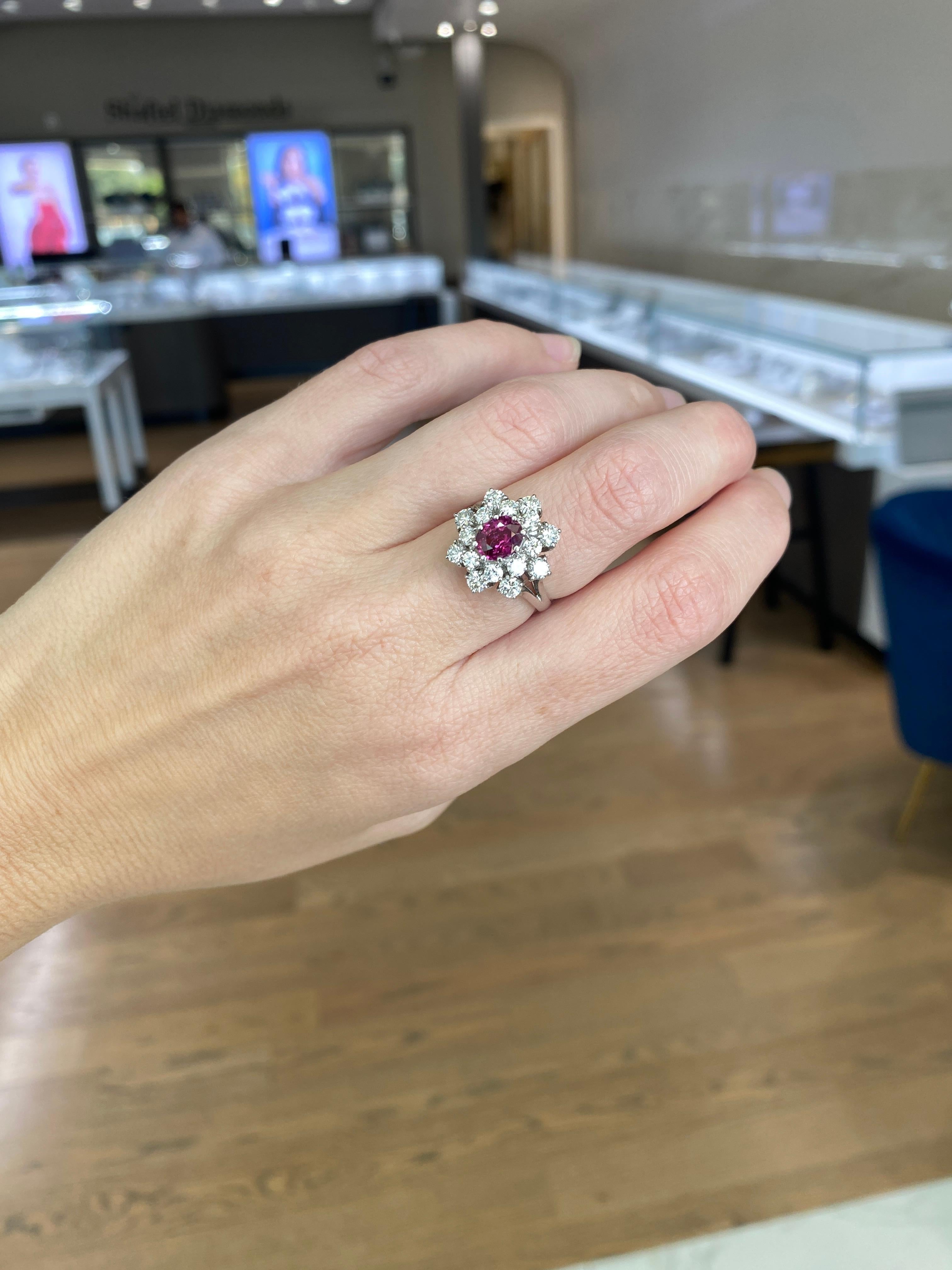 Rubis de 0,85 carat de taille ovale entouré de 2,50 carats de diamants, or blanc 18 carats en vente 5