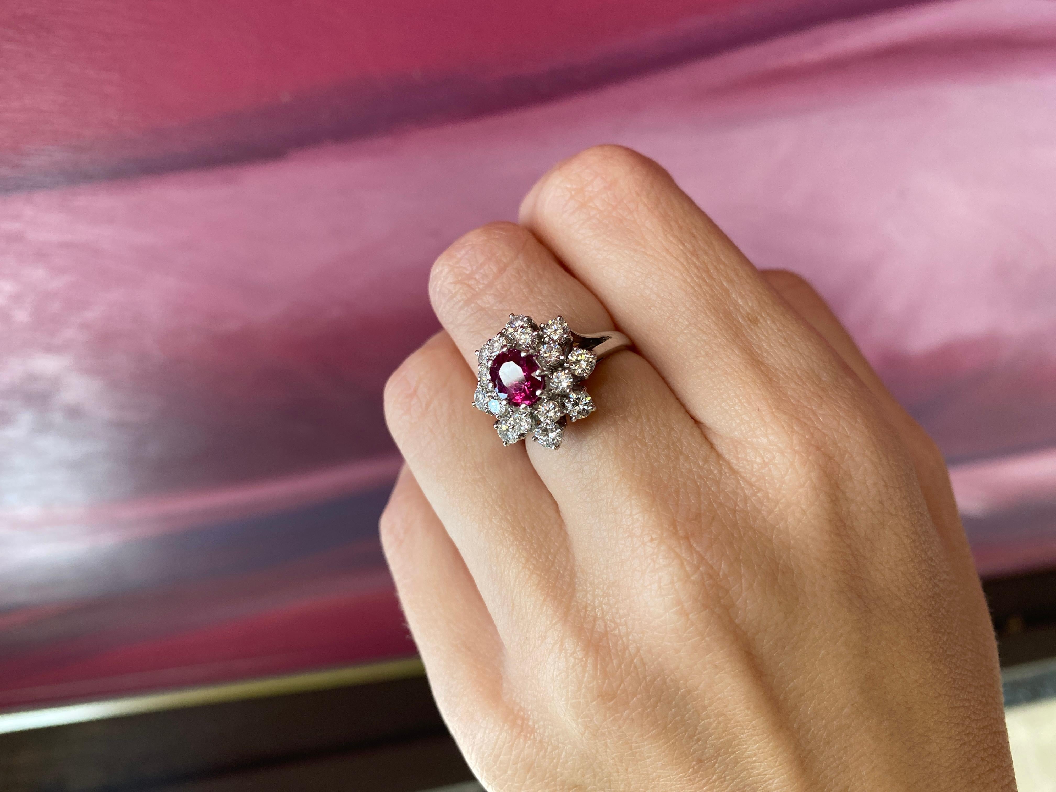 0,85 Karat Rubin im Ovalschliff, umgeben von 2,50 Karat Diamanten, 18 Karat Weißgold im Angebot 6