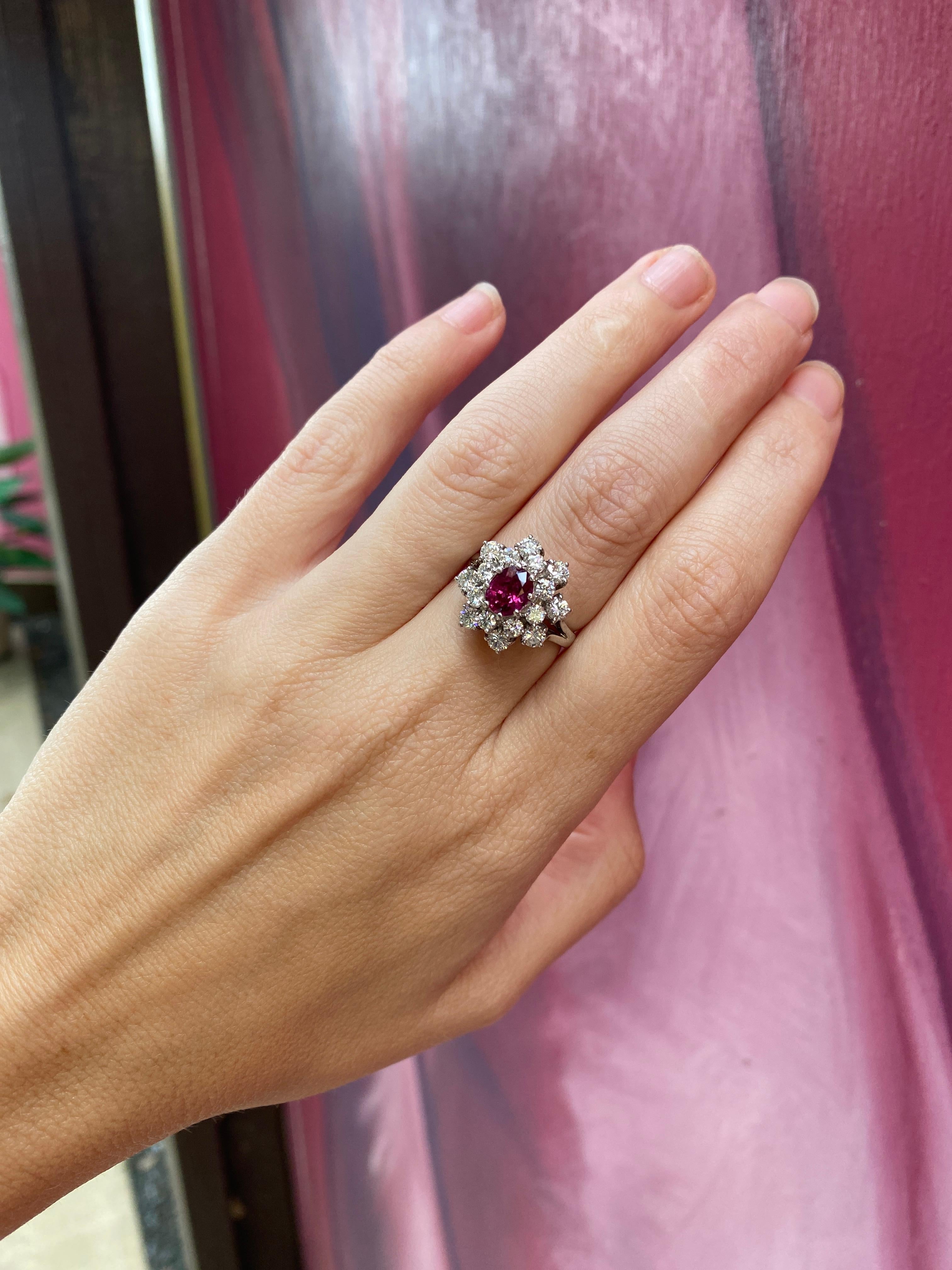 Rubis de 0,85 carat de taille ovale entouré de 2,50 carats de diamants, or blanc 18 carats en vente 6