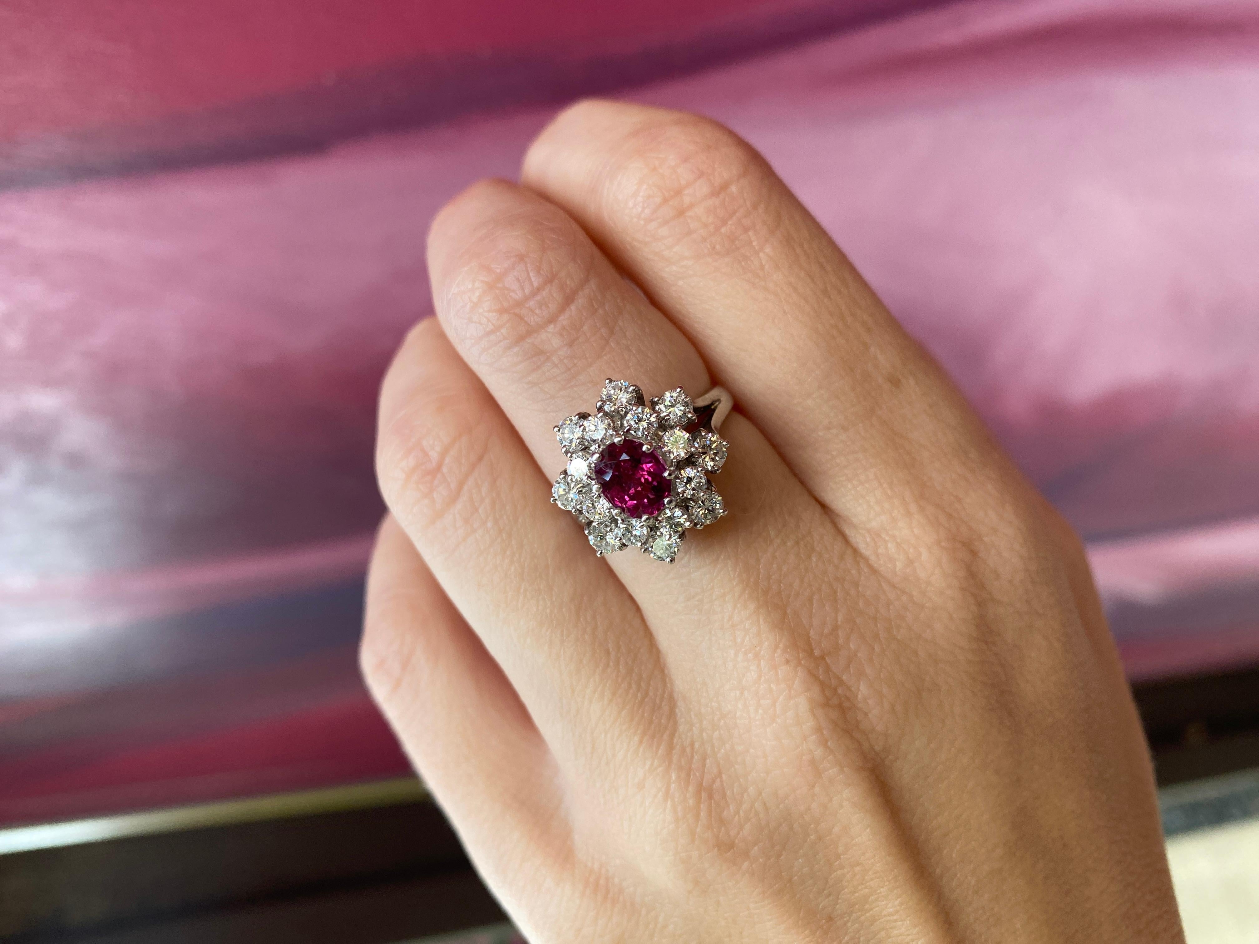 0,85 Karat Rubin im Ovalschliff, umgeben von 2,50 Karat Diamanten, 18 Karat Weißgold im Angebot 7