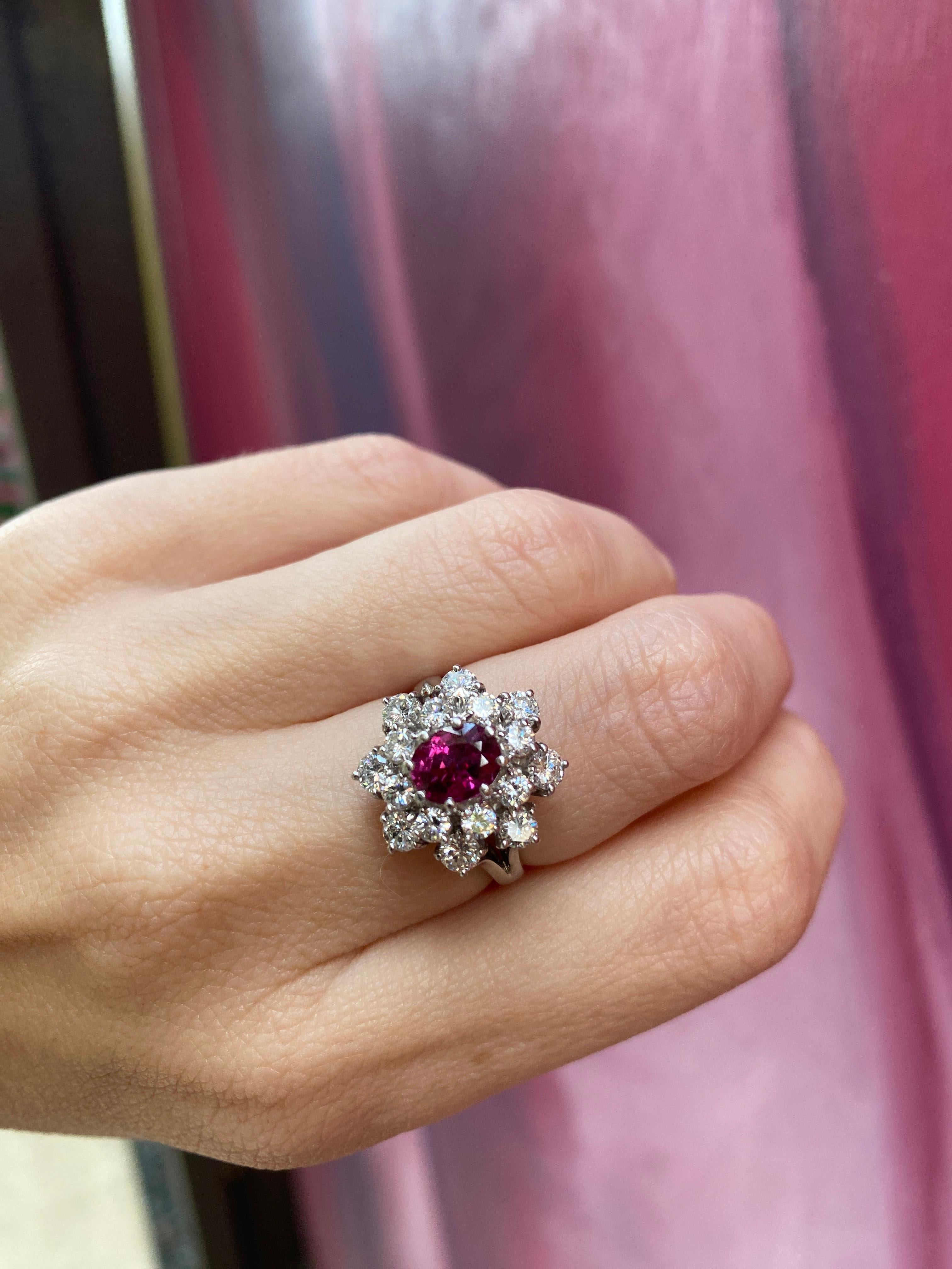 Rubis de 0,85 carat de taille ovale entouré de 2,50 carats de diamants, or blanc 18 carats en vente 7