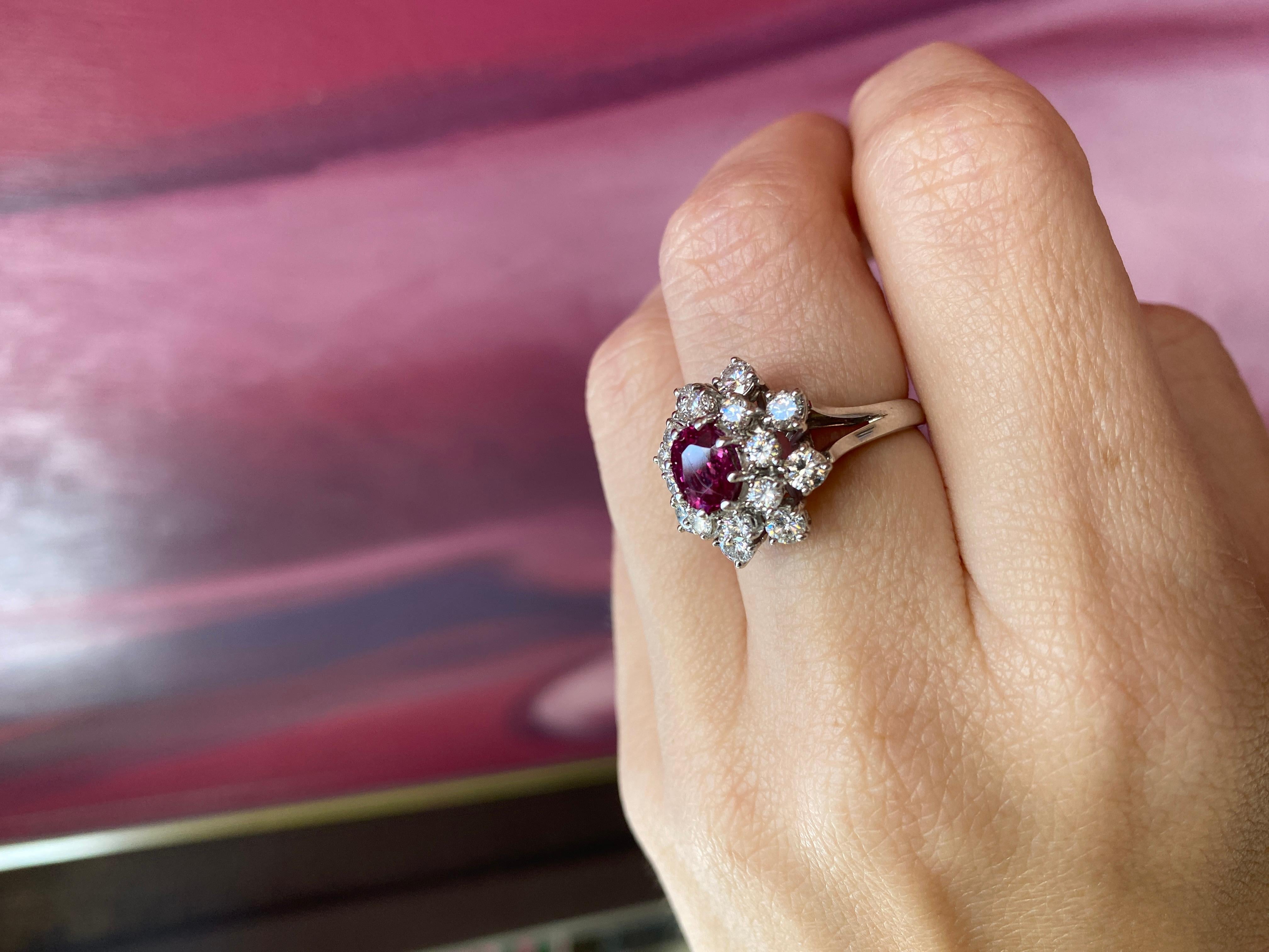 0,85 Karat Rubin im Ovalschliff, umgeben von 2,50 Karat Diamanten, 18 Karat Weißgold im Angebot 8