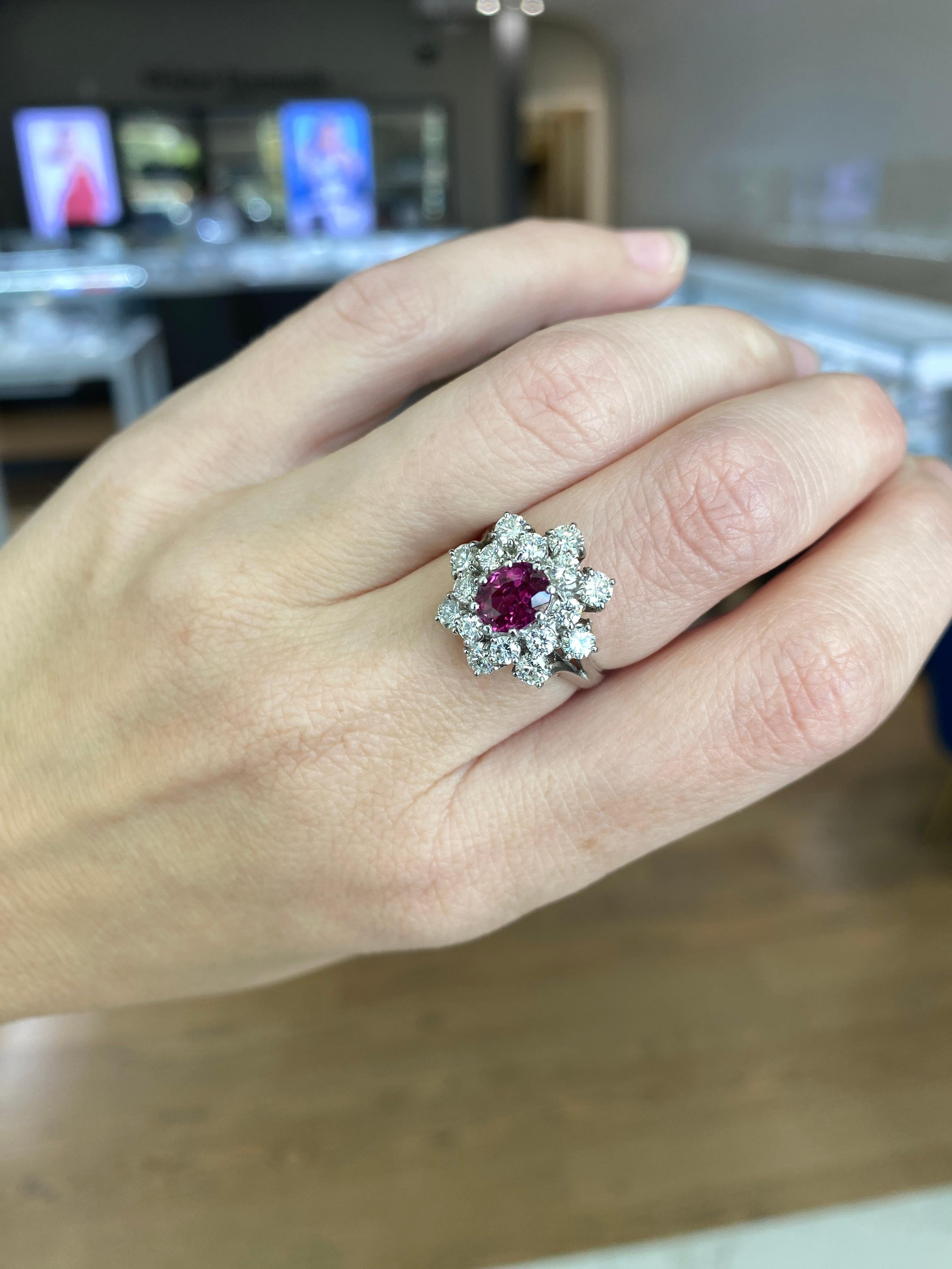 Rubis de 0,85 carat de taille ovale entouré de 2,50 carats de diamants, or blanc 18 carats en vente 8