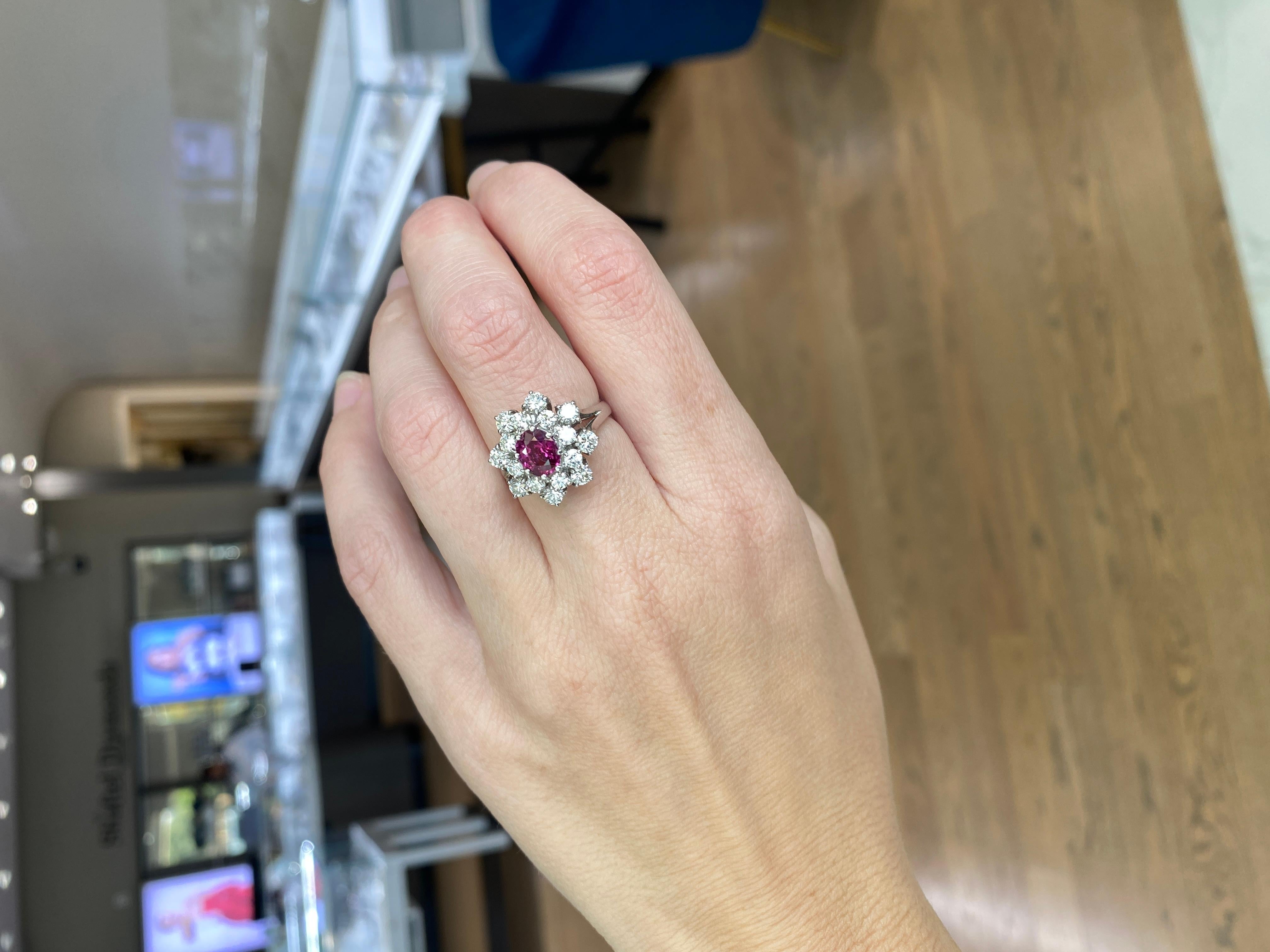 0,85 Karat Rubin im Ovalschliff, umgeben von 2,50 Karat Diamanten, 18 Karat Weißgold im Angebot 9