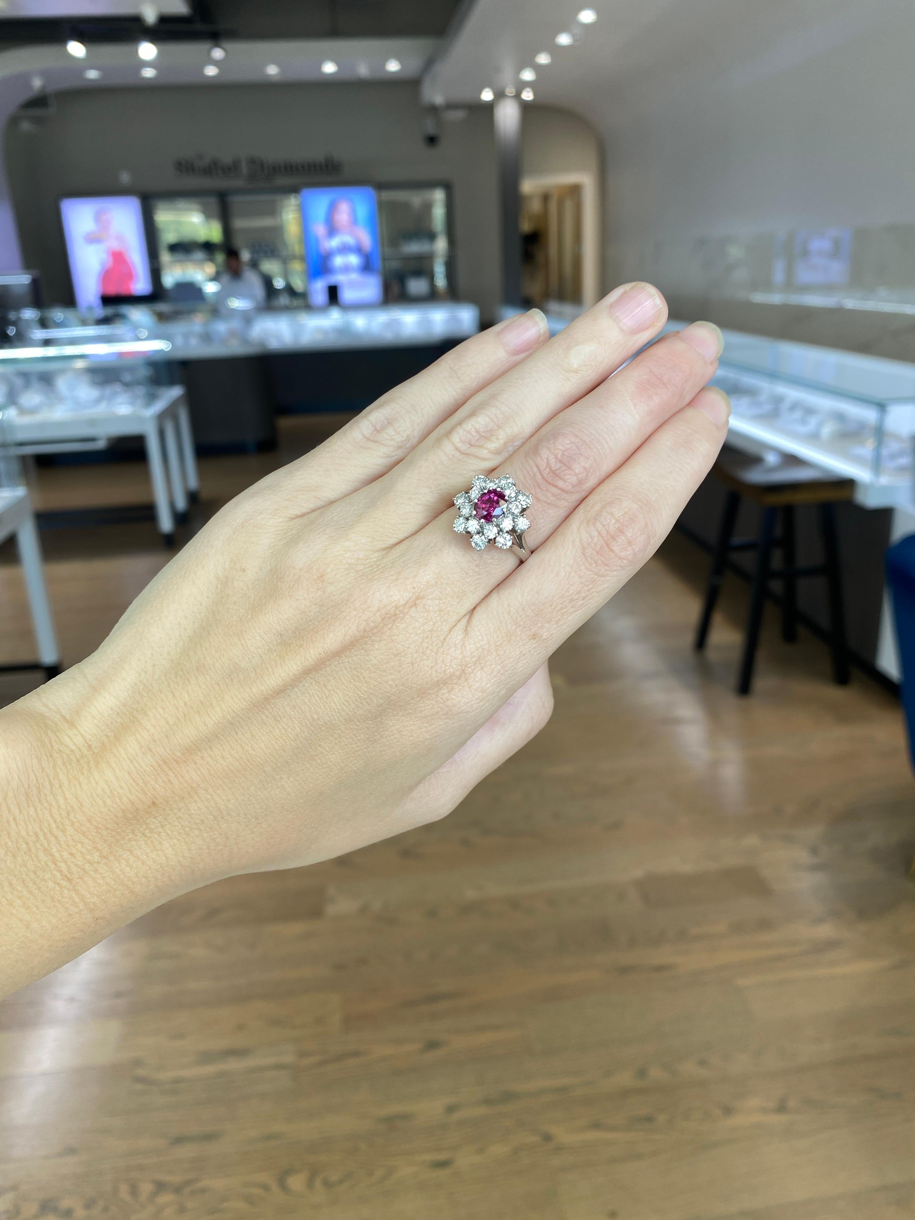 Rubis de 0,85 carat de taille ovale entouré de 2,50 carats de diamants, or blanc 18 carats en vente 9