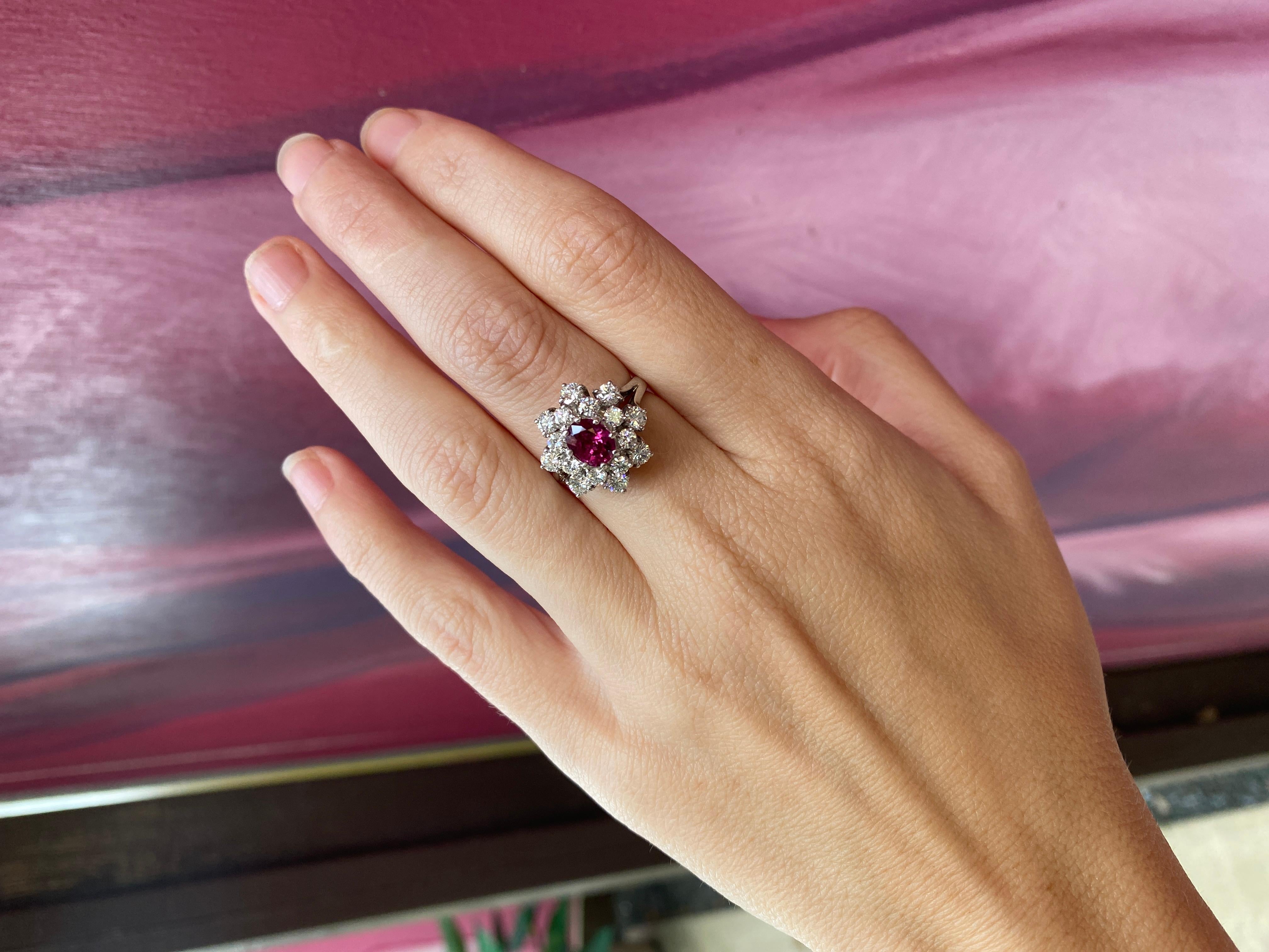0,85 Karat Rubin im Ovalschliff, umgeben von 2,50 Karat Diamanten, 18 Karat Weißgold im Angebot 10