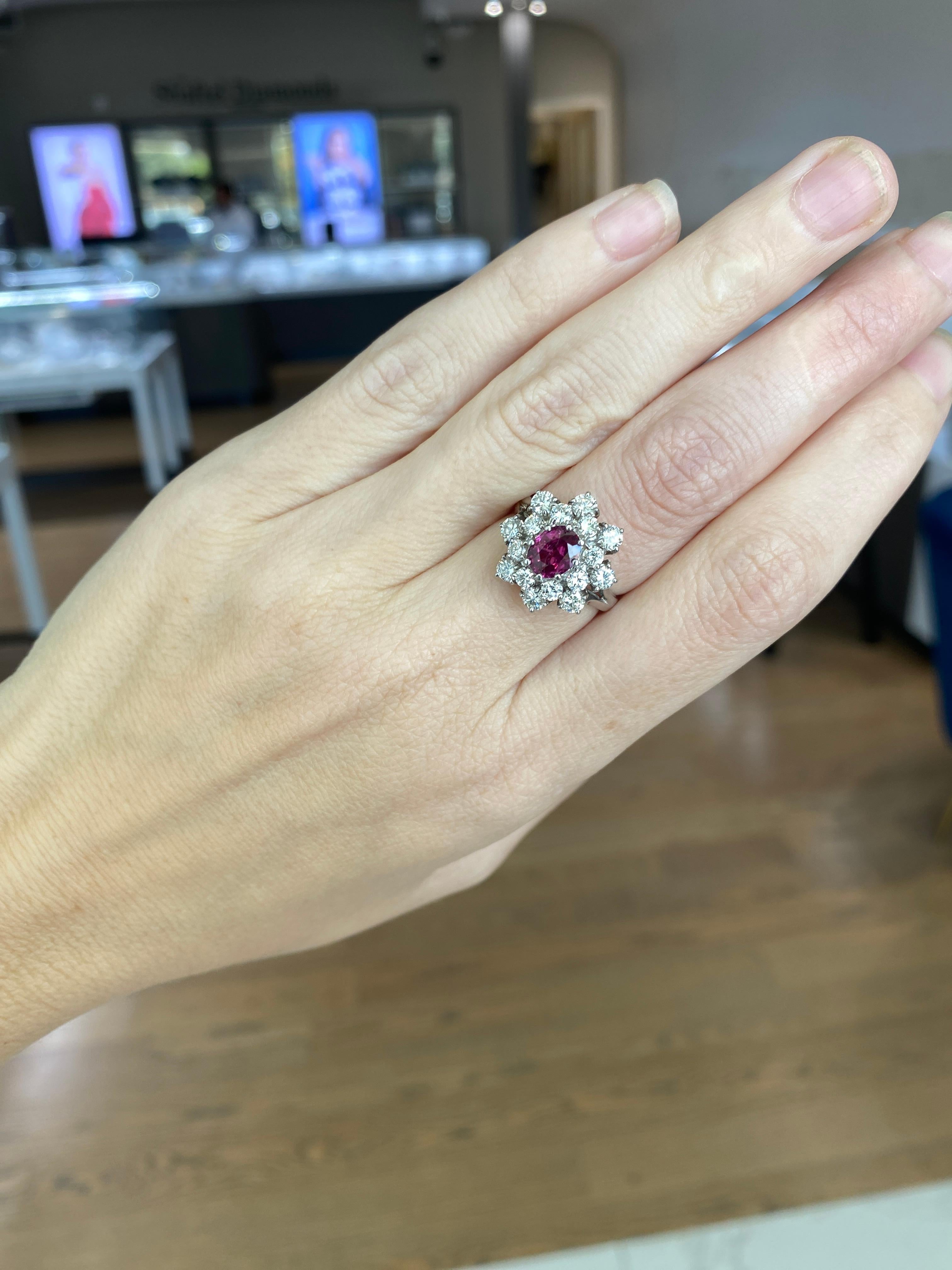 Rubis de 0,85 carat de taille ovale entouré de 2,50 carats de diamants, or blanc 18 carats en vente 10